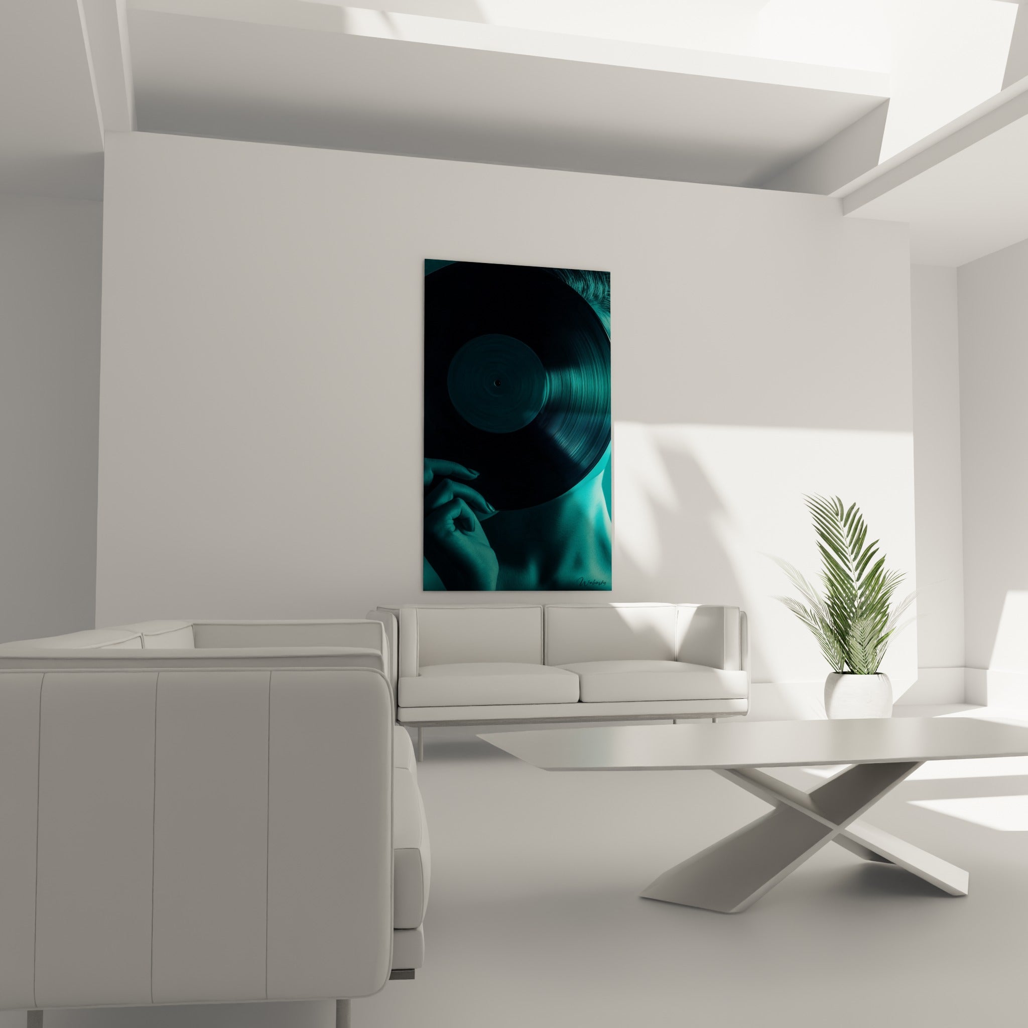 Disque vinyle et silhouette teal se fondant en clair-obscur, au-dessus d'un canapé dans un salon lumineux