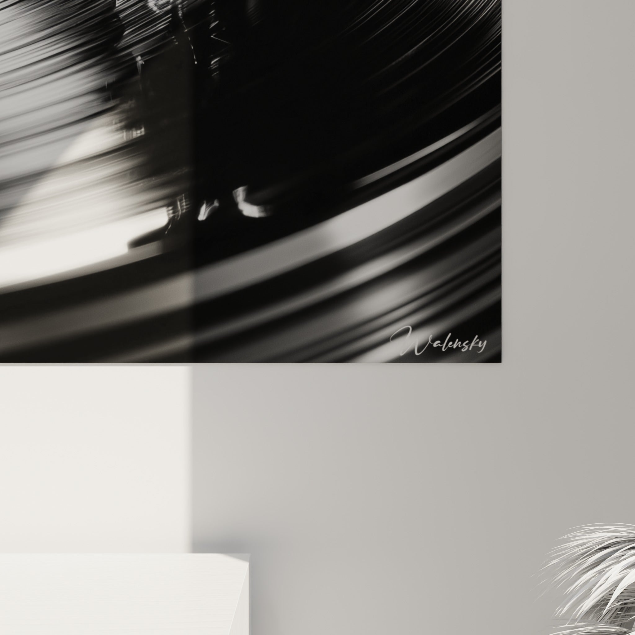 Grain photographique révélant les stries argentées du vinyle et la mécanique du bras de lecture