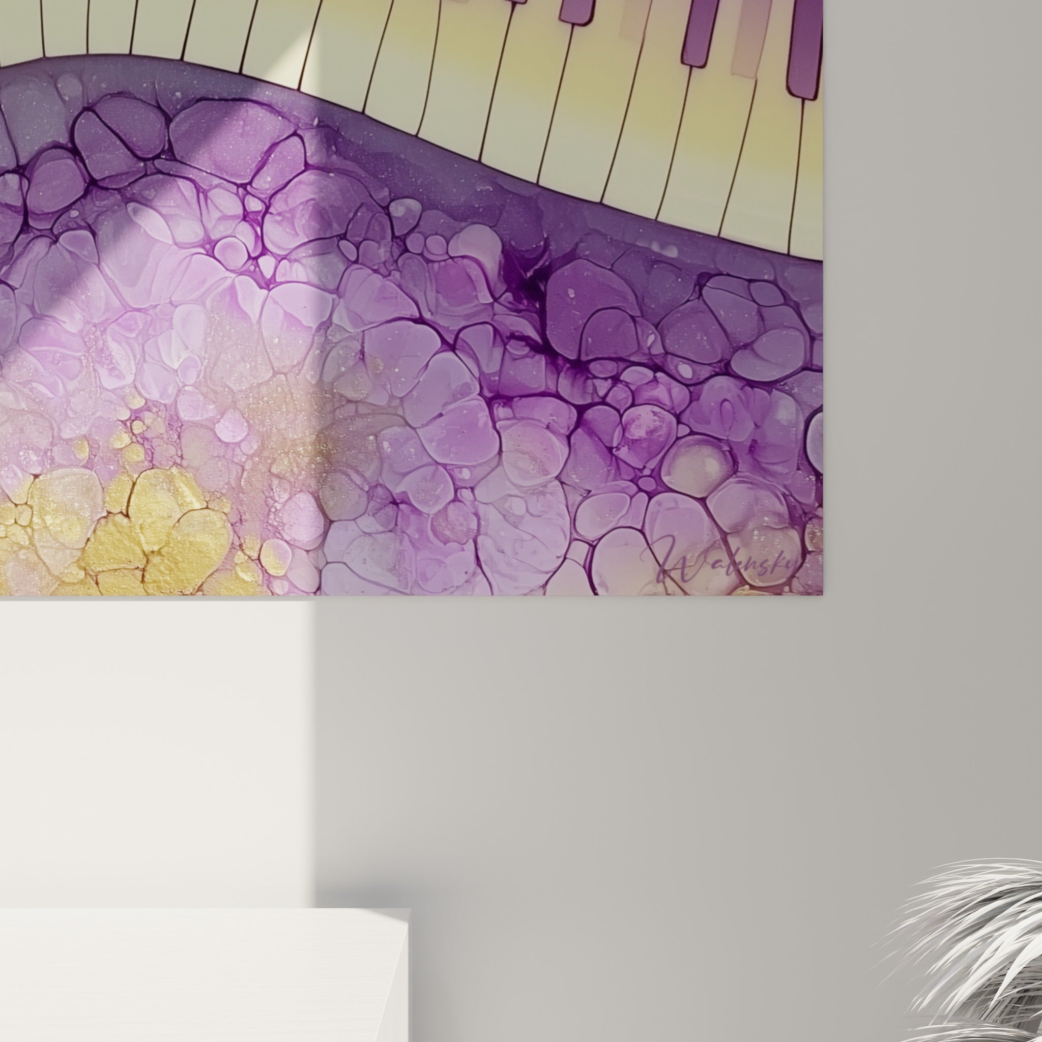 Empâtements dorés et bulles violettes se rencontrent sur les touches du piano, matière brillante et granuleuse
