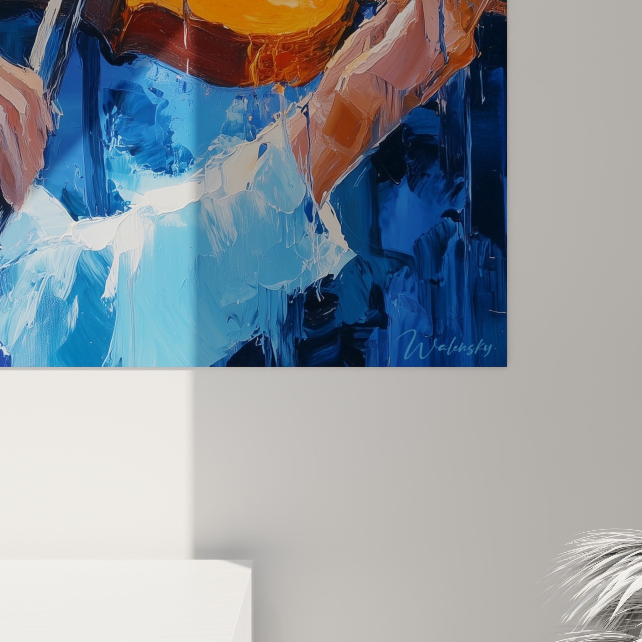 Empâtements épais et coulures blanches sur fond bleu marine, matière brute du tableau Musique violon orange