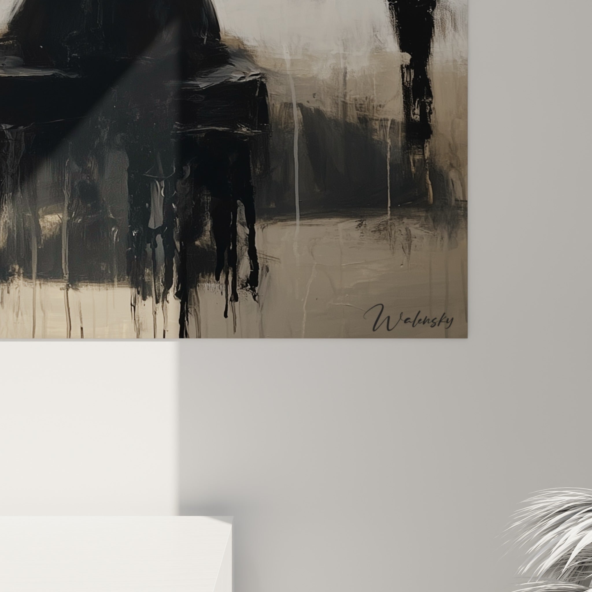 Empâtements noirs et coulures sur fond crème, grain de peinture visible autour du tabouret et des touches blanches