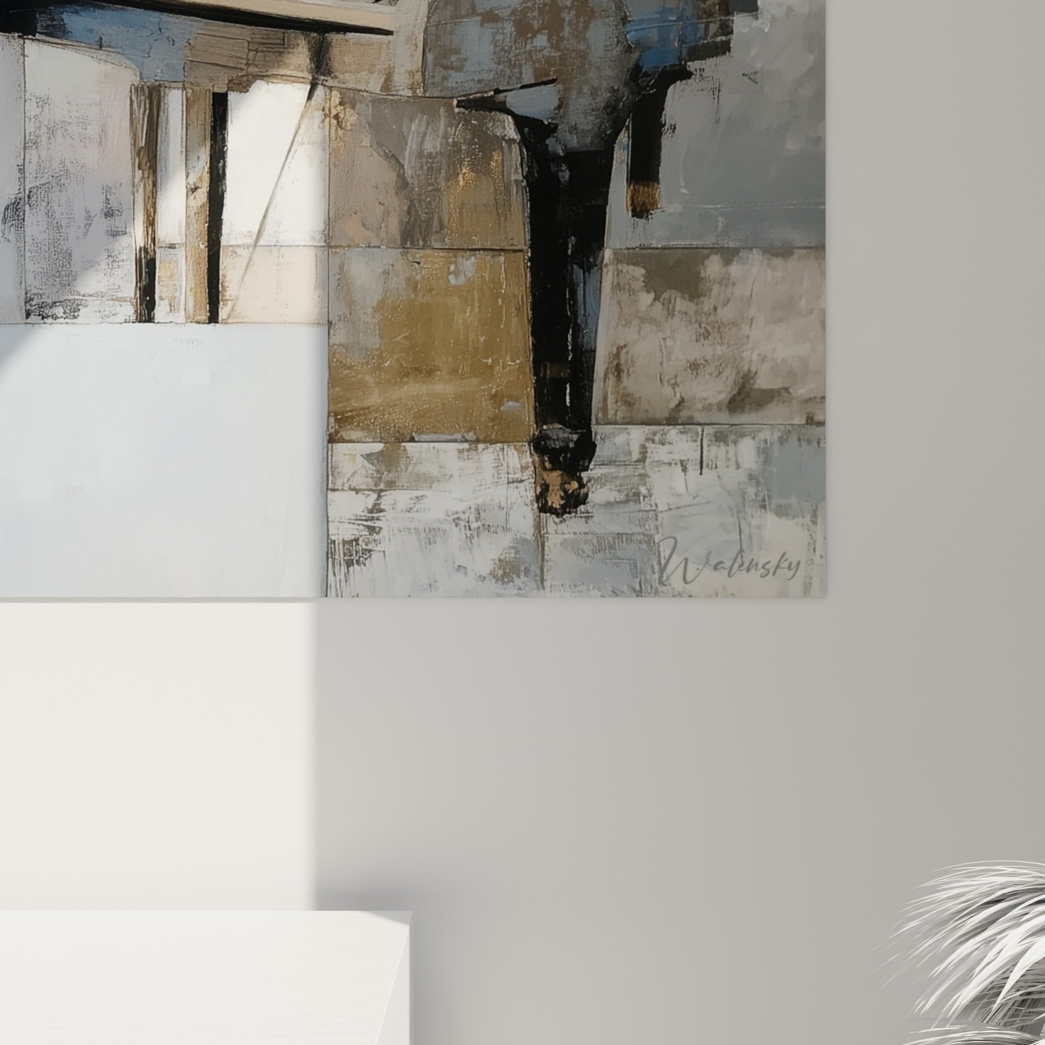 Empâtements dorés et coulures grises se mêlant sur la structure noire du piano, matière picturale visible en gros plan