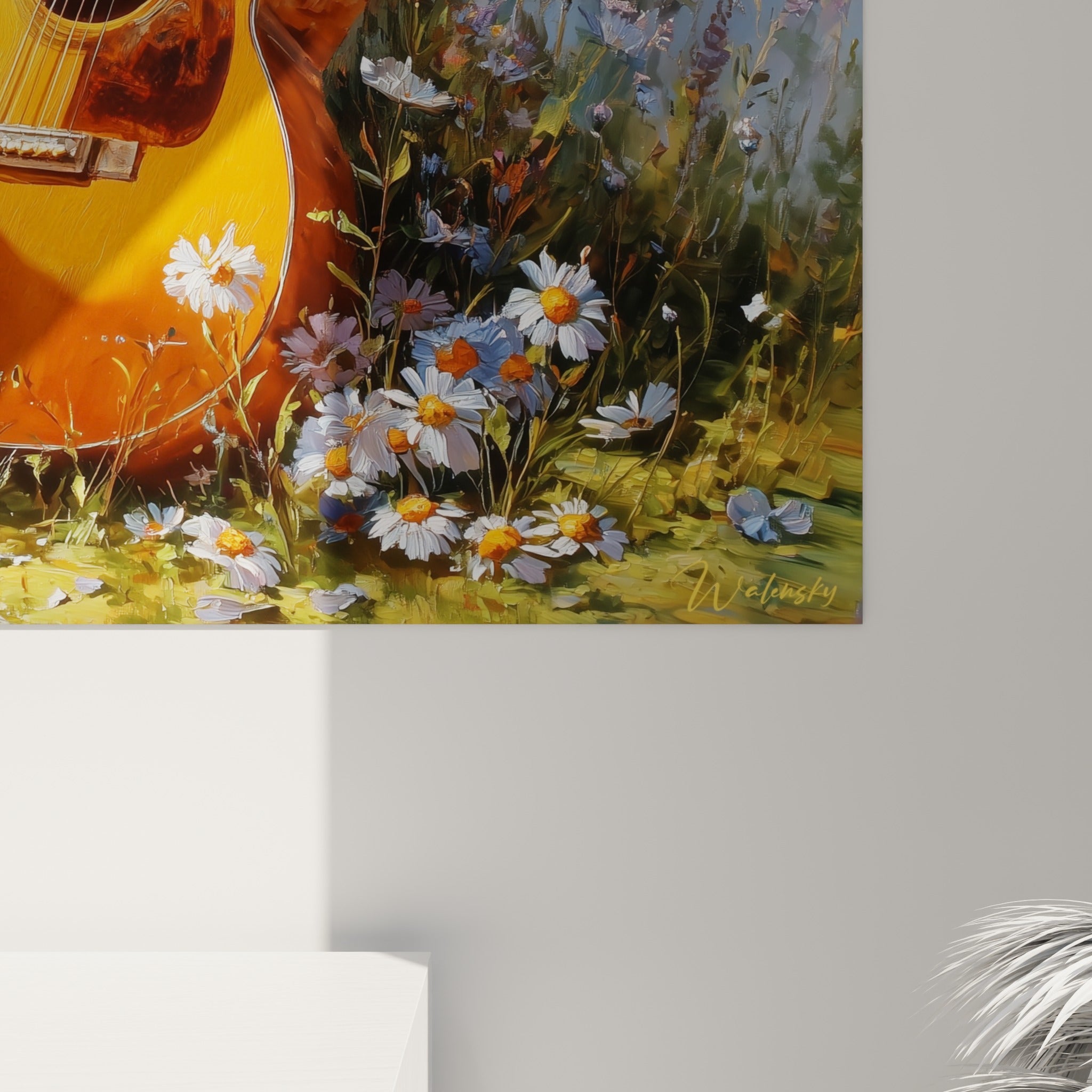 Détail des empâtements dorés et coulures ocre sur le bois de la guitare parmi les pétales blancs