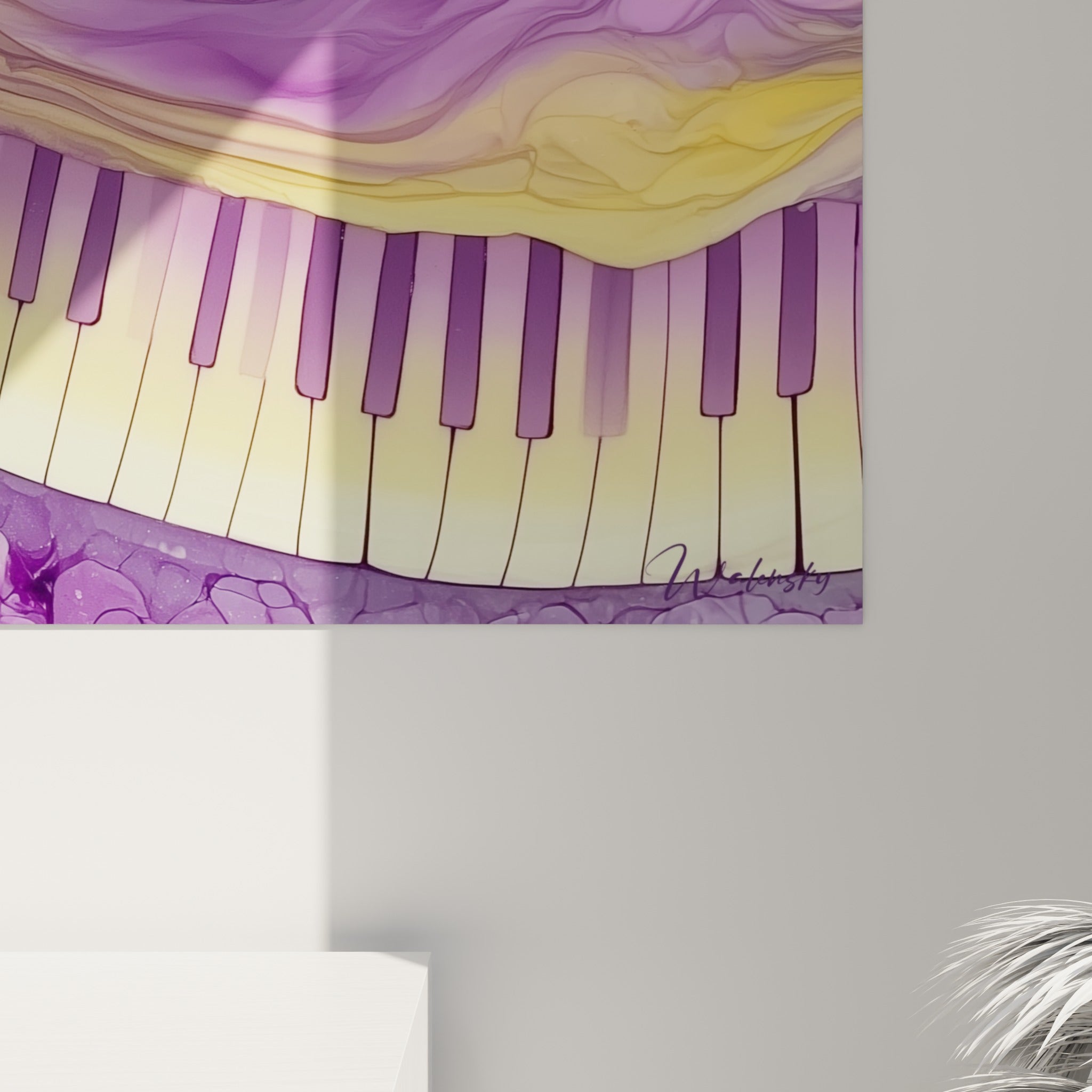 Empâtements dorés et coulures violettes se mêlent près des touches du piano, révélant le grain de la matière picturale.