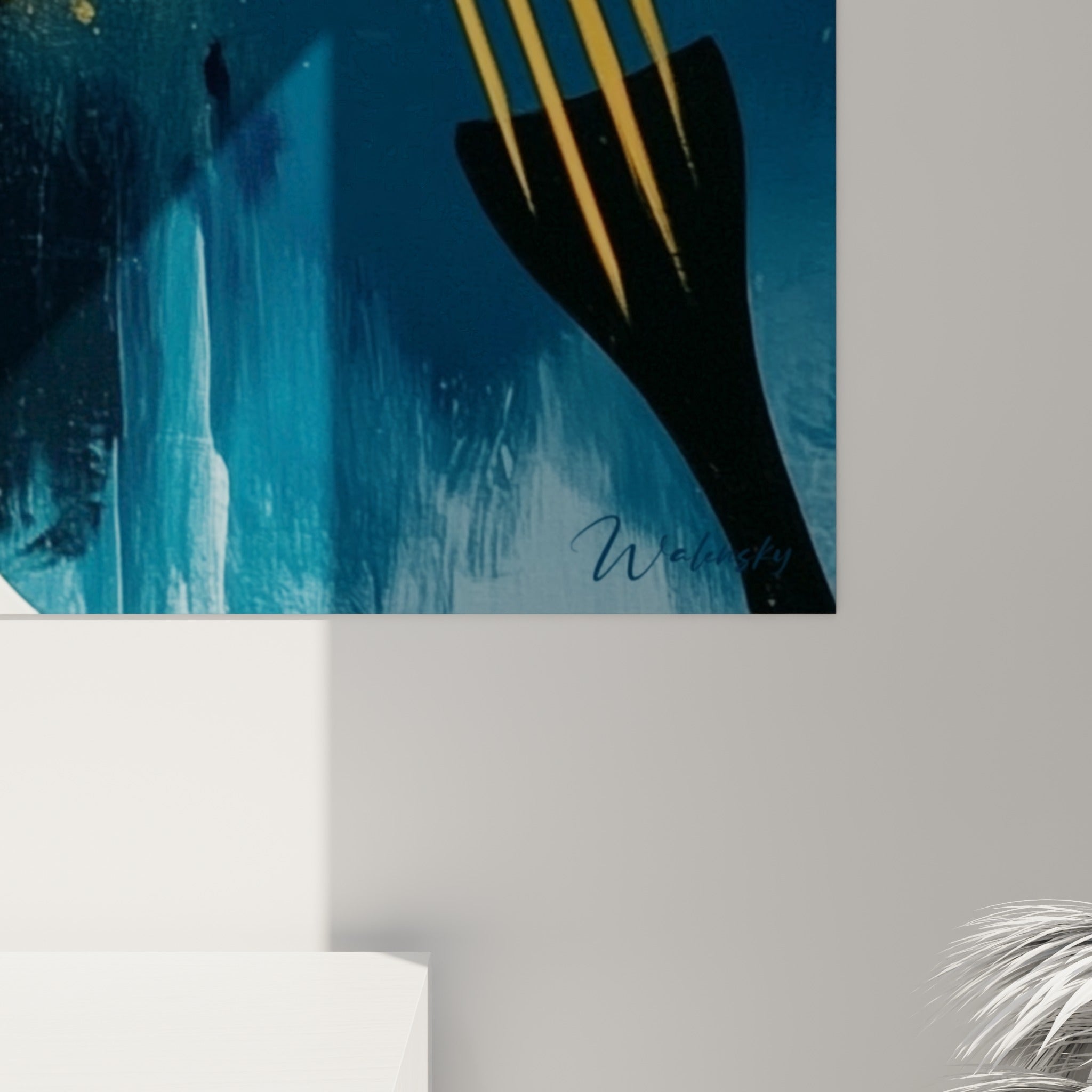 Empâtements de peinture bleu marine et éclaboussures jaune moutarde visibles en gros plan sur la toile
