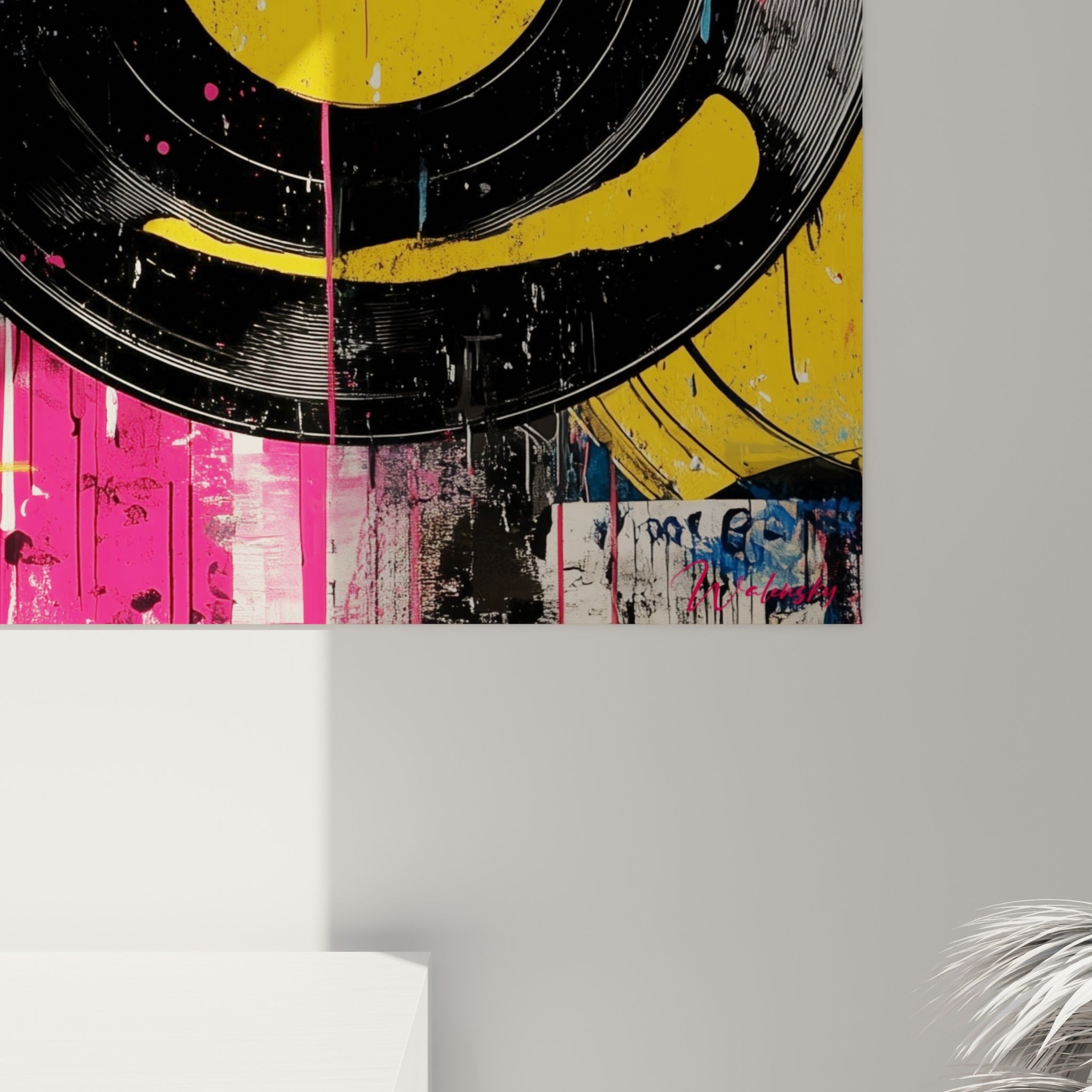 Empâtements et coulures de peinture rose fuchsia et jaune sur le sillon noir du vinyle vus de près