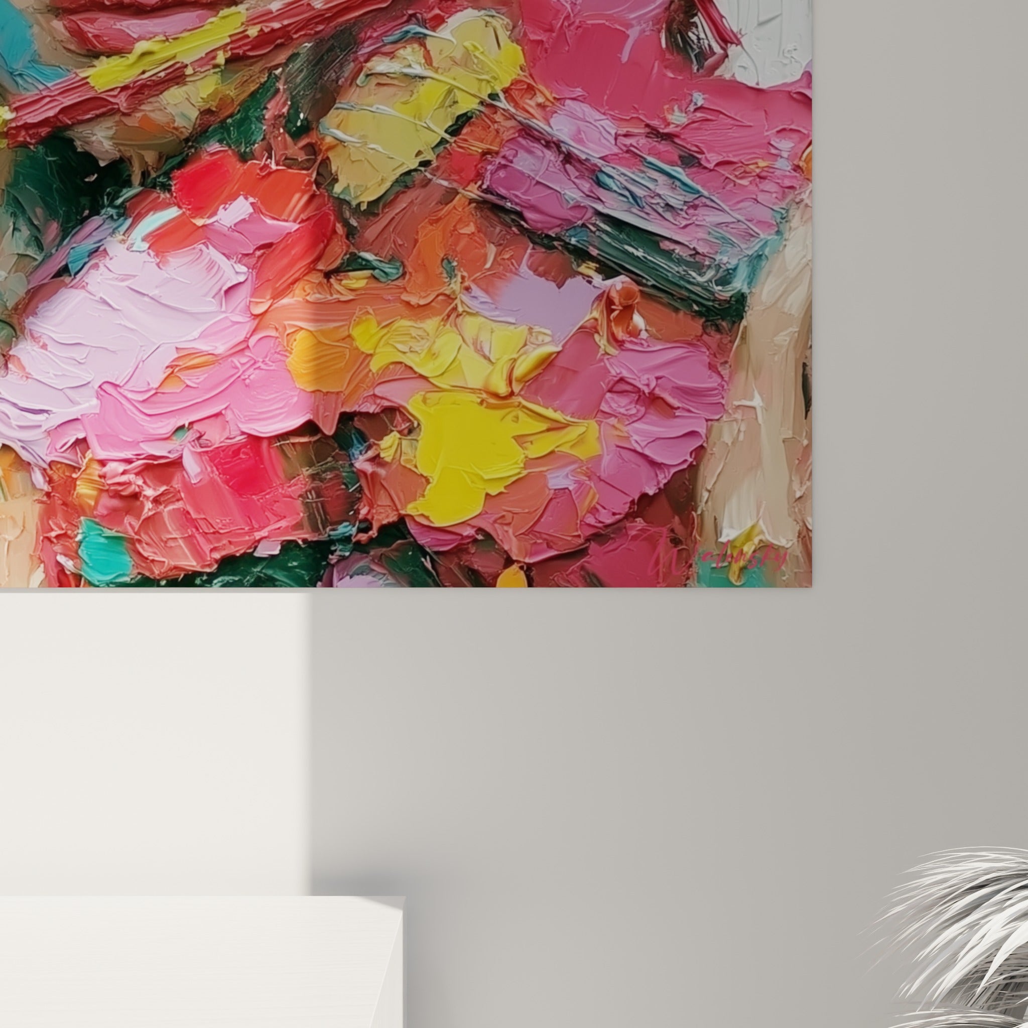 Matière épaisse et coulures de peinture rose, jaune et turquoise sur le visage sculpté de la violoniste