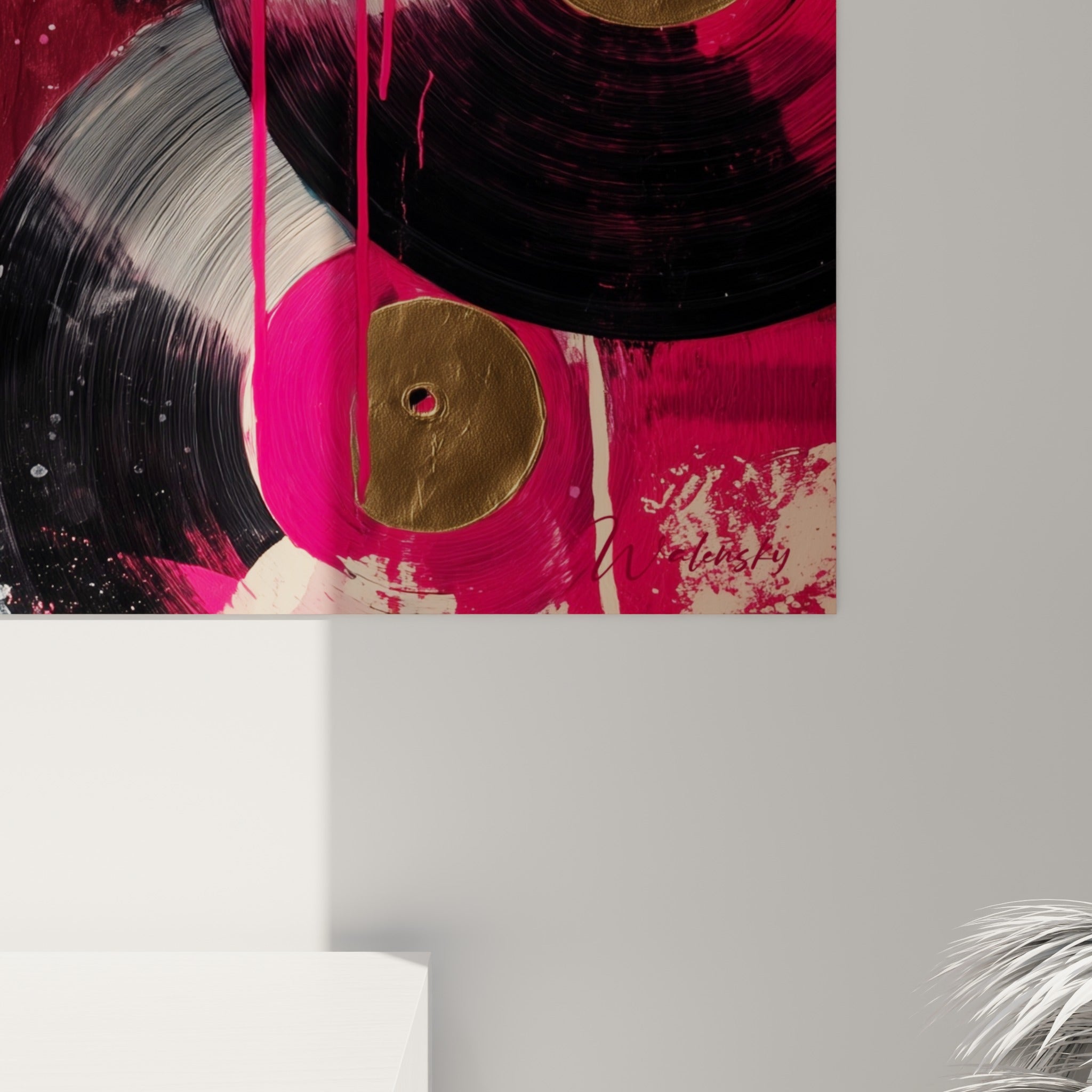 Détail des empâtements dorés et coulures roses sur ce tableau Musique aux textures peintes visibles