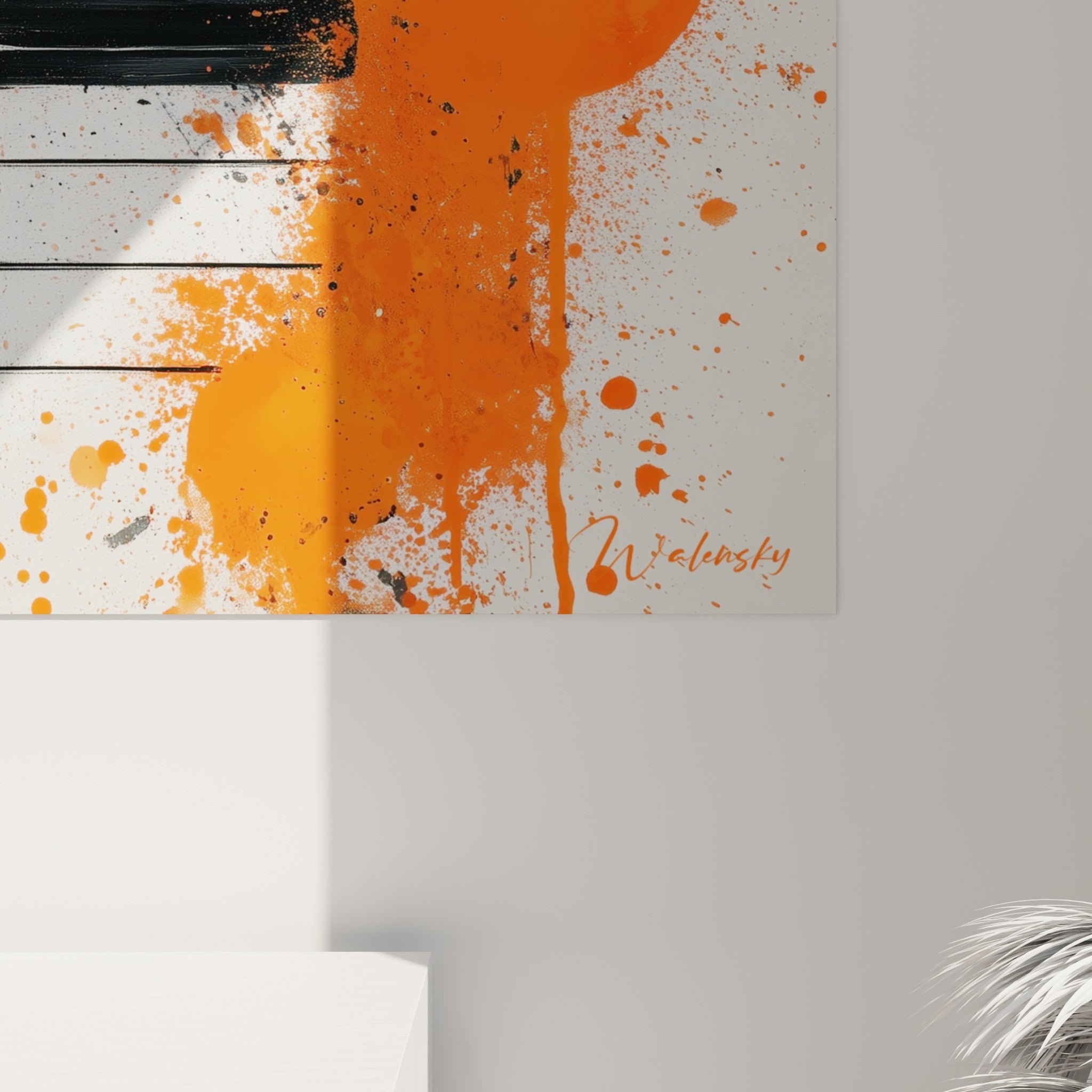 Empâtements noirs et coulures orange se mêlant sur les touches du piano, grain de peinture visible de près