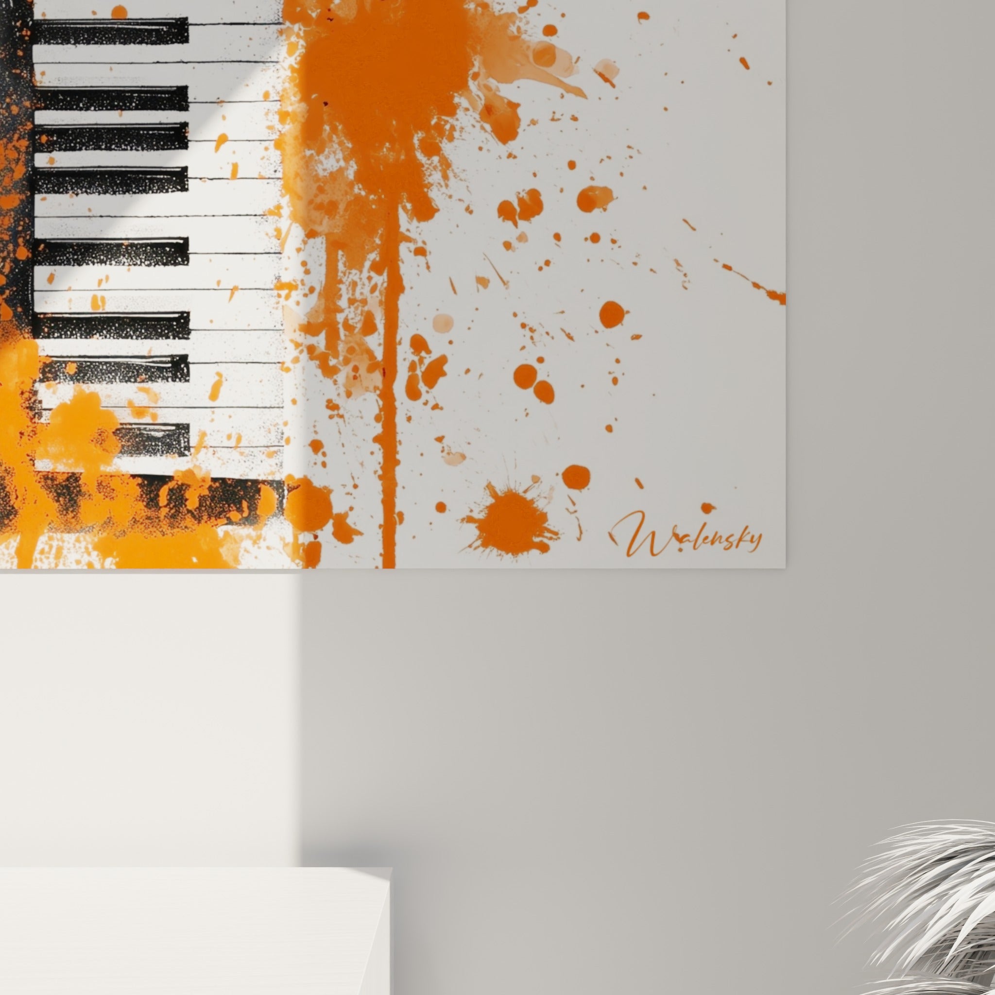 Grain de peinture orange projetée en coulures fines autour des touches noires du clavier, texture éclatée visible de près