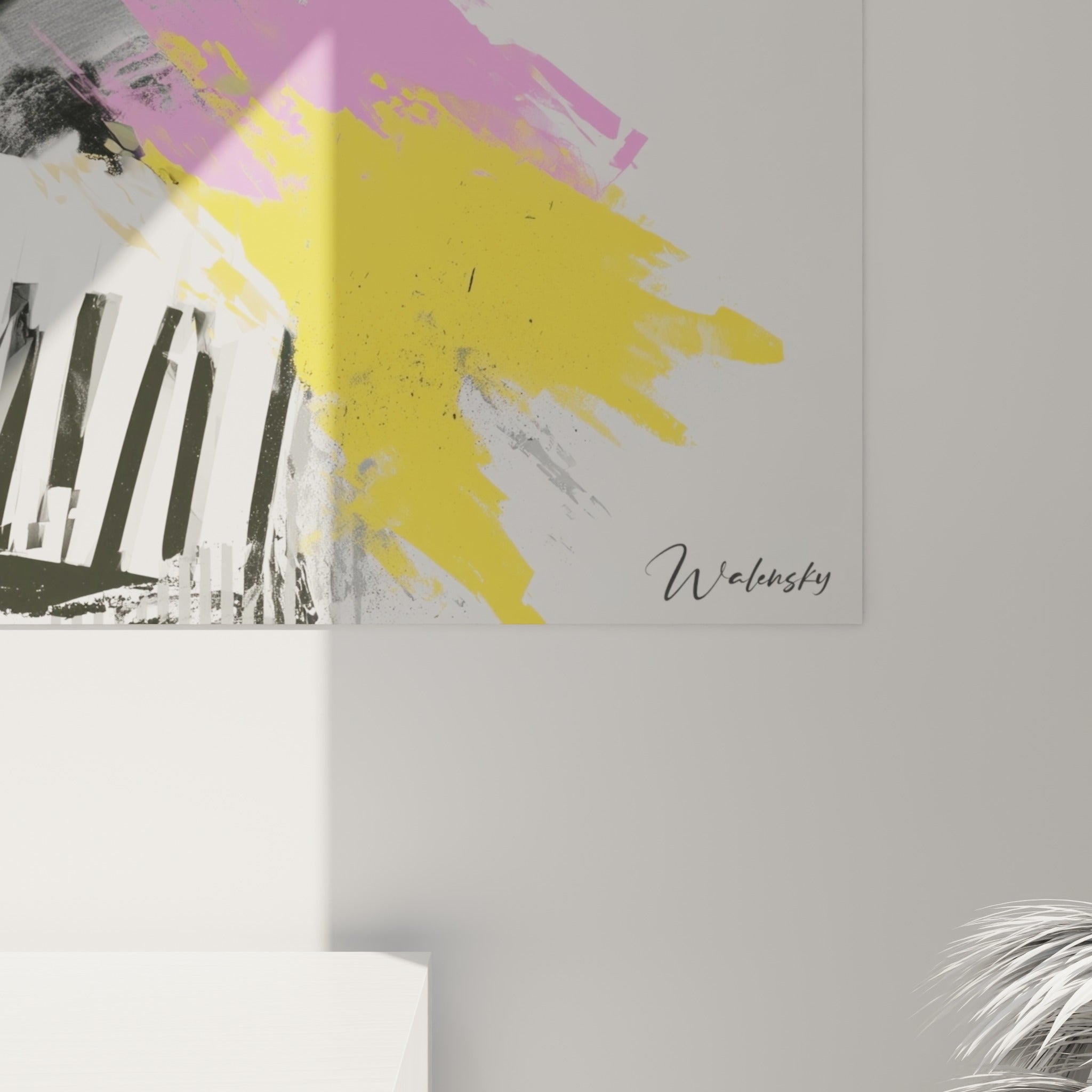 Détail du clavier peint où le grain du noir et blanc rencontre des coulures roses et jaunes vibrantes