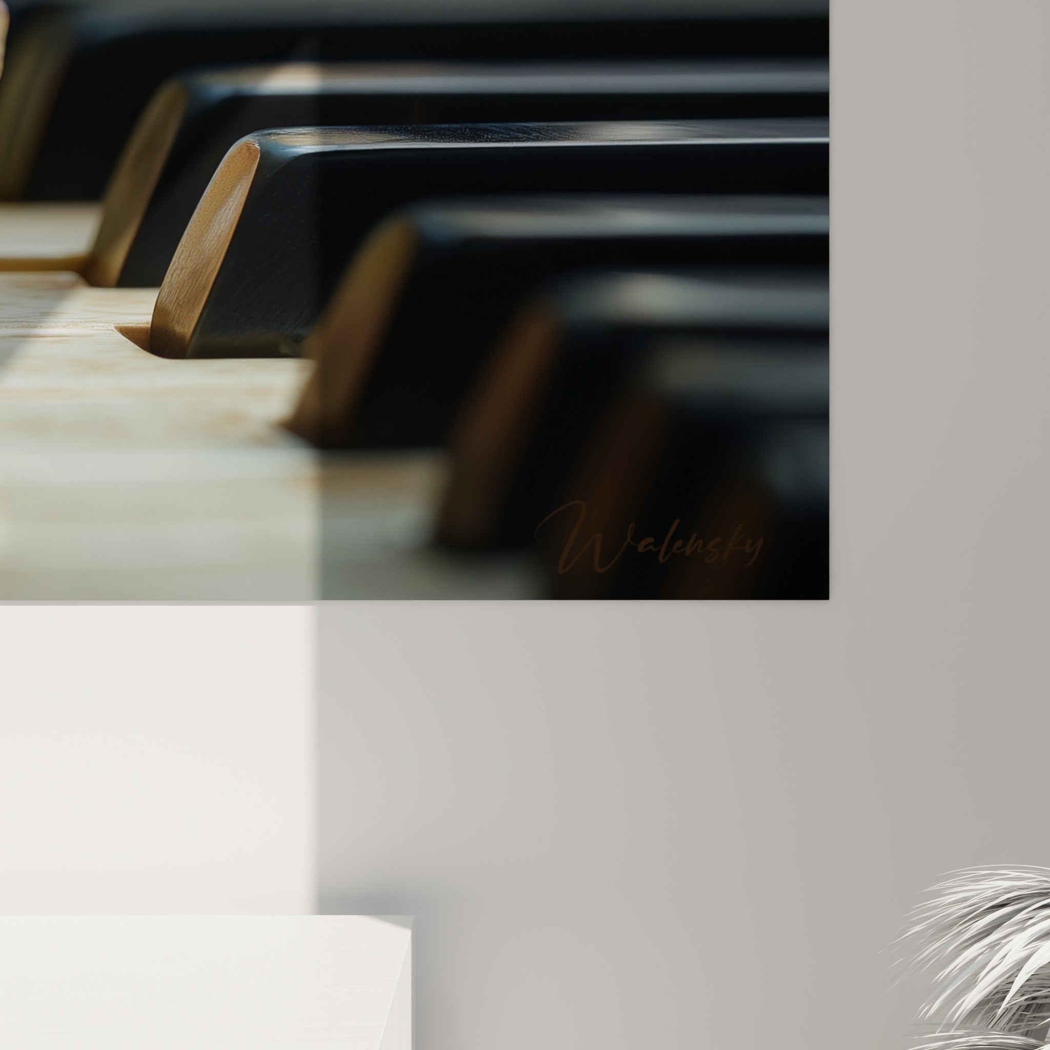 Grain et texture des pétales ivoire se mêlant aux touches brunes et noires du piano en gros plan