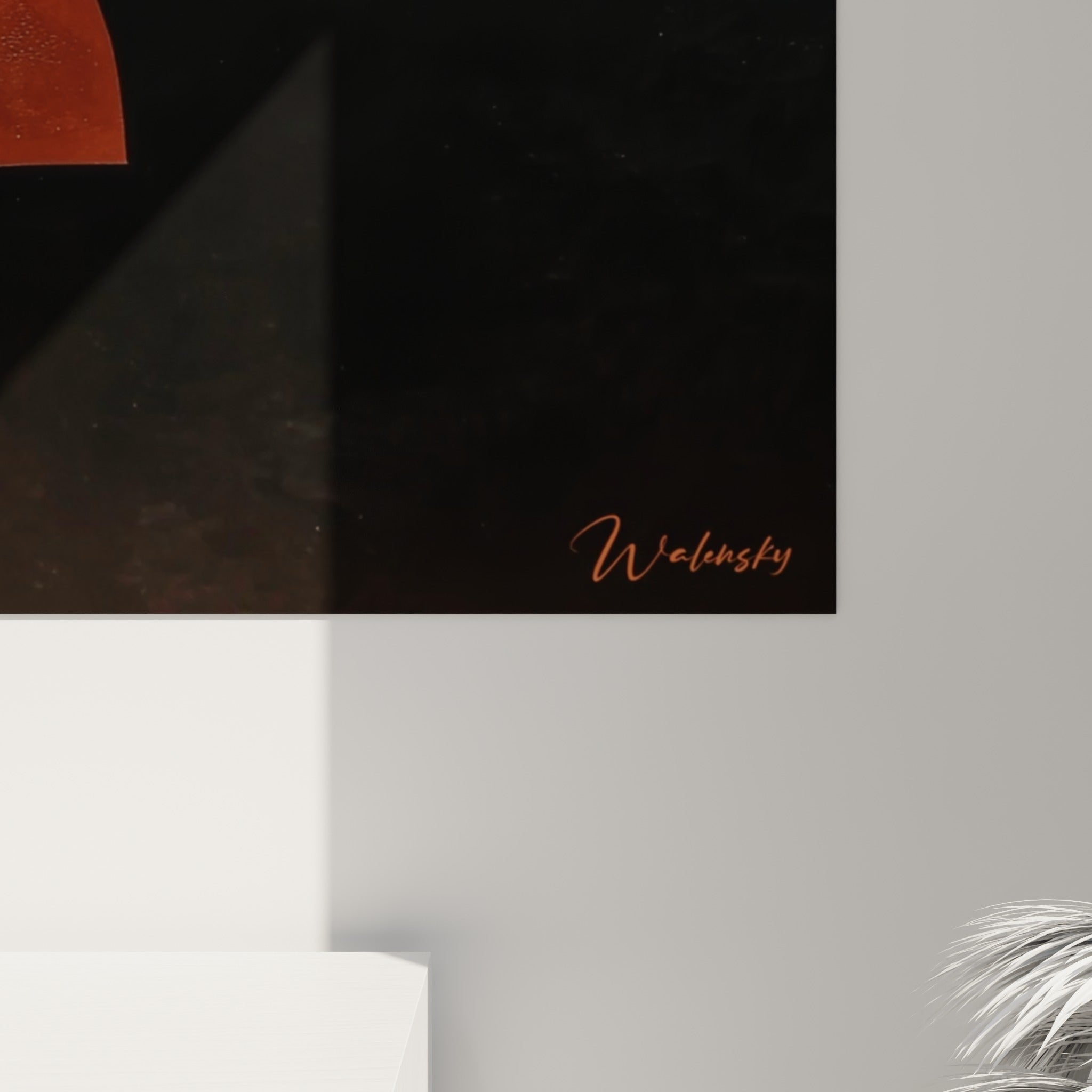 Empâtements noirs du piano contrastant avec la texture granuleuse terracotta et les nuances ivoire du mur peint
