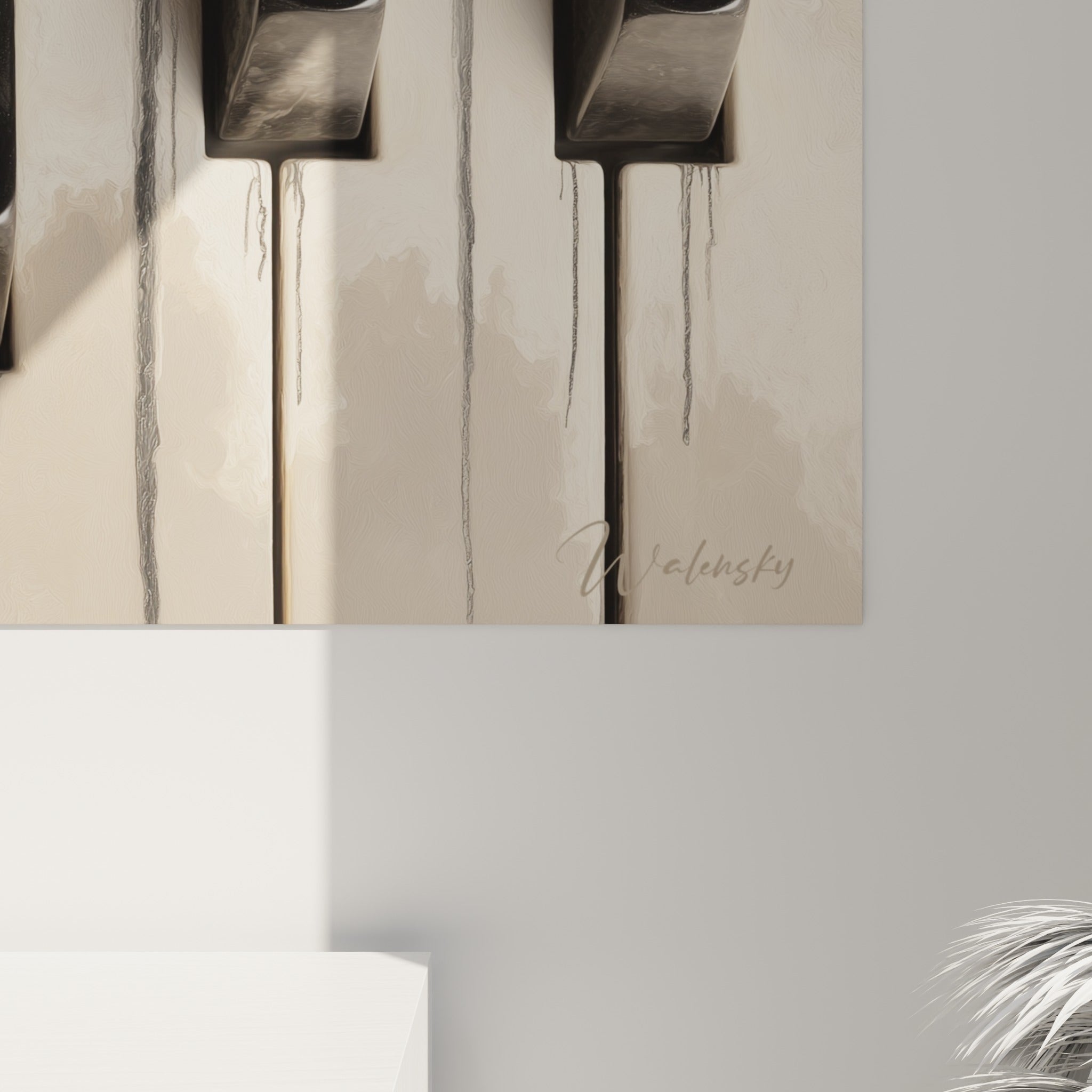 Reflets brillants et coulures grises sur les touches noires du piano, grain de la toile visible en gros plan