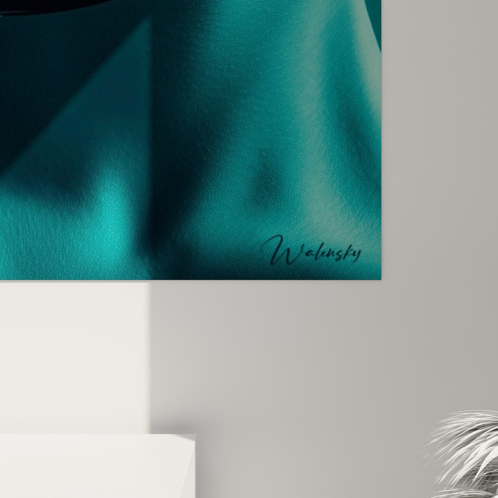 Sillons du vinyle et grain de peau bleu sarcelle capturés en gros plan sur la toile accrochée