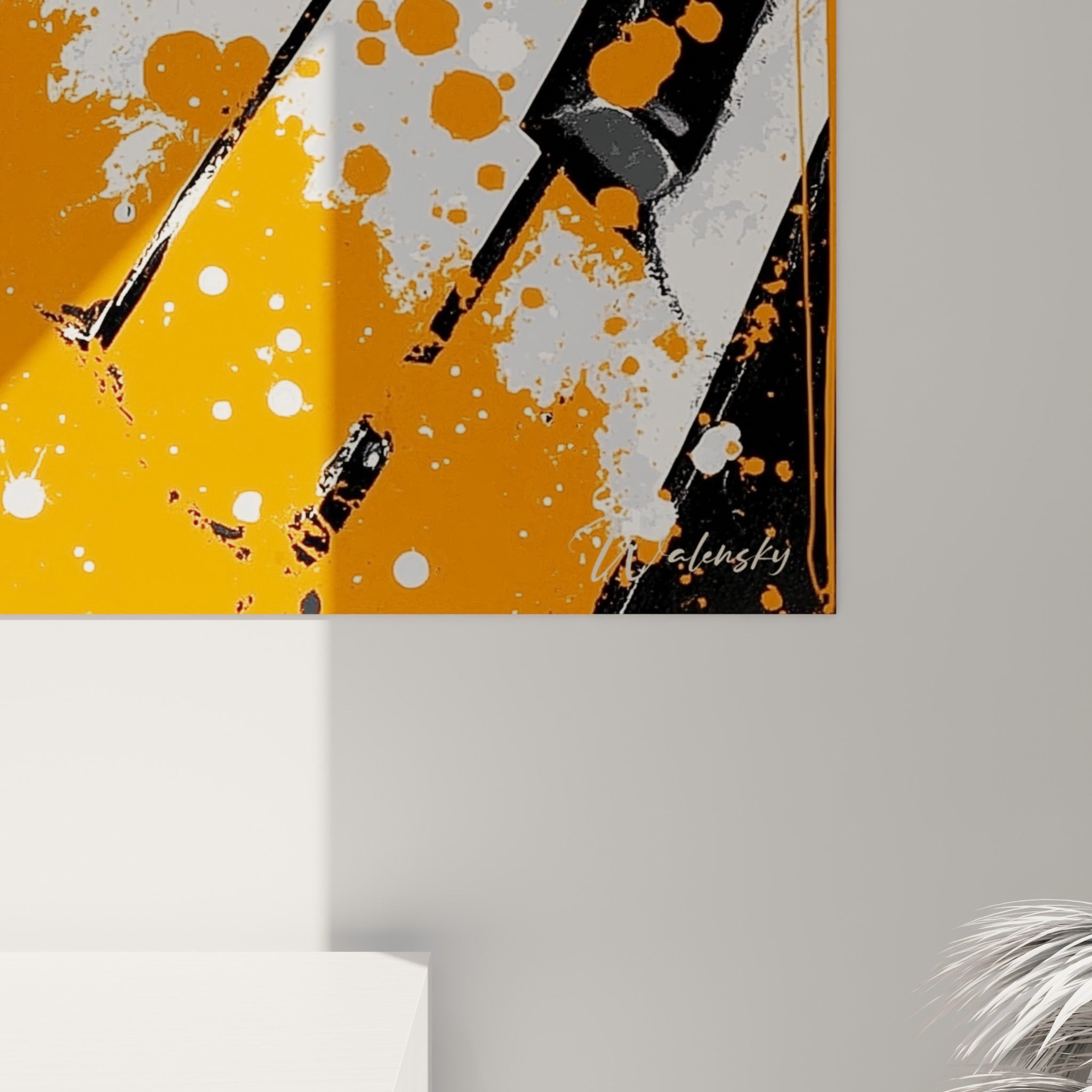 Grain de la toile révélant les coulures noires et gouttelettes blanches sur le fond orange du clavier peint