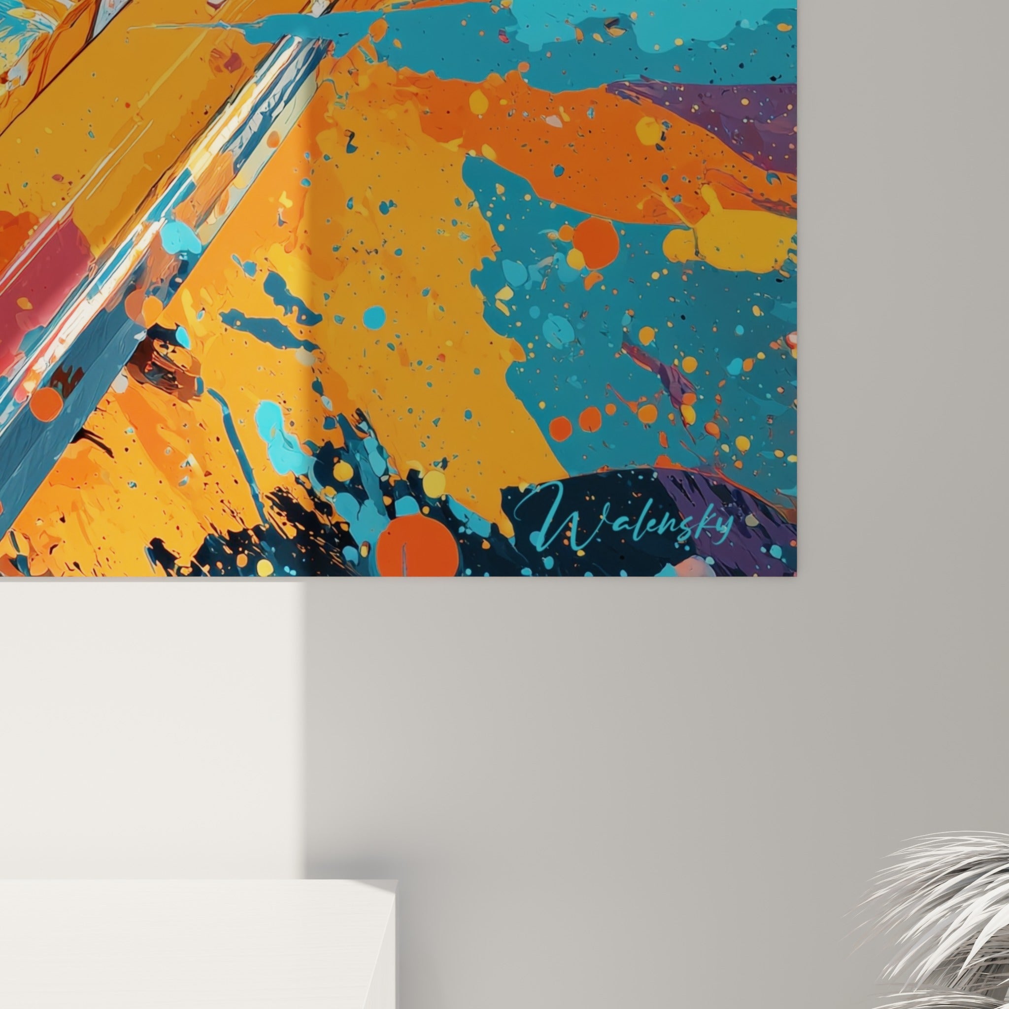 Empâtements de peinture orange et coulures bleues sur les touches noires du clavier vu de près