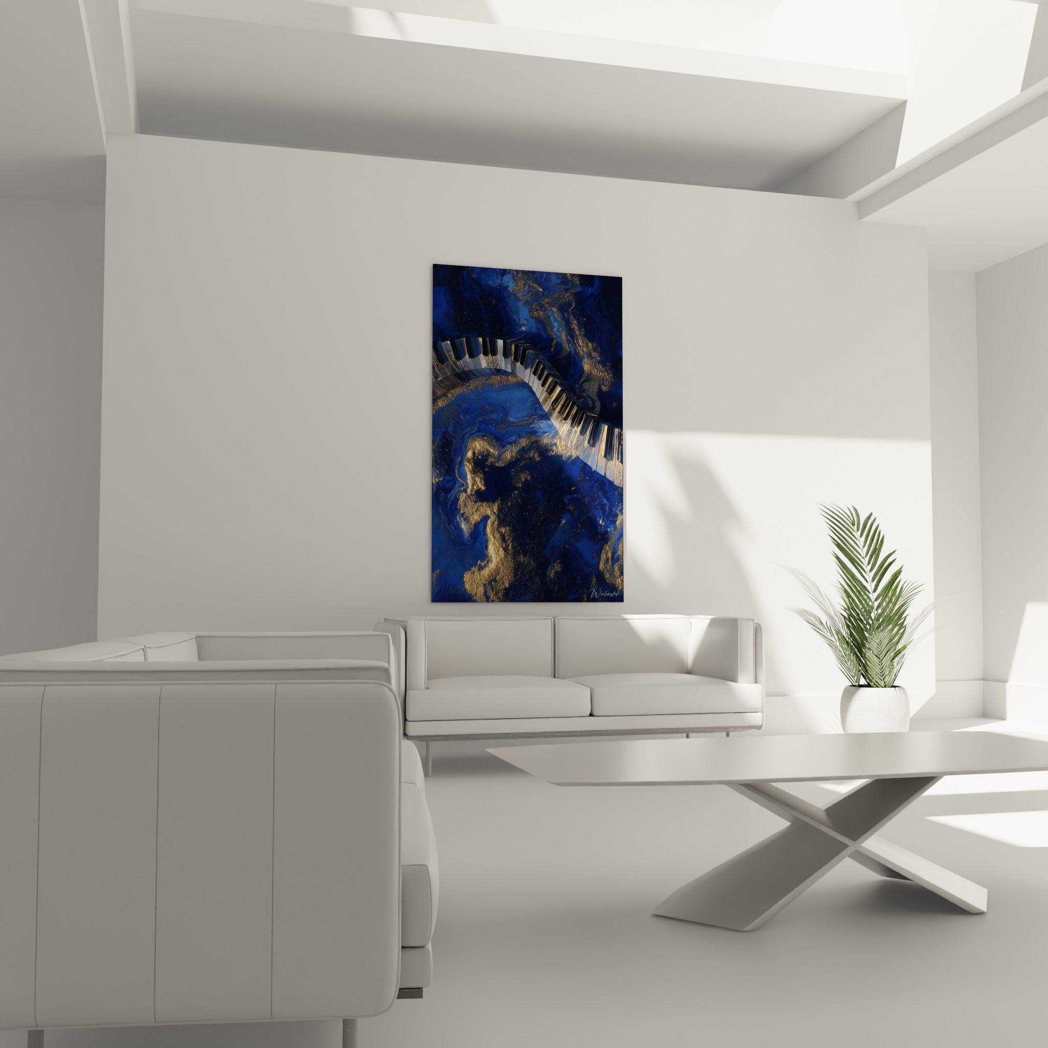 Touches de piano incurvées entre reflets dorés et bleu marine profond, au-dessus d'un canapé dans un salon lumineux
