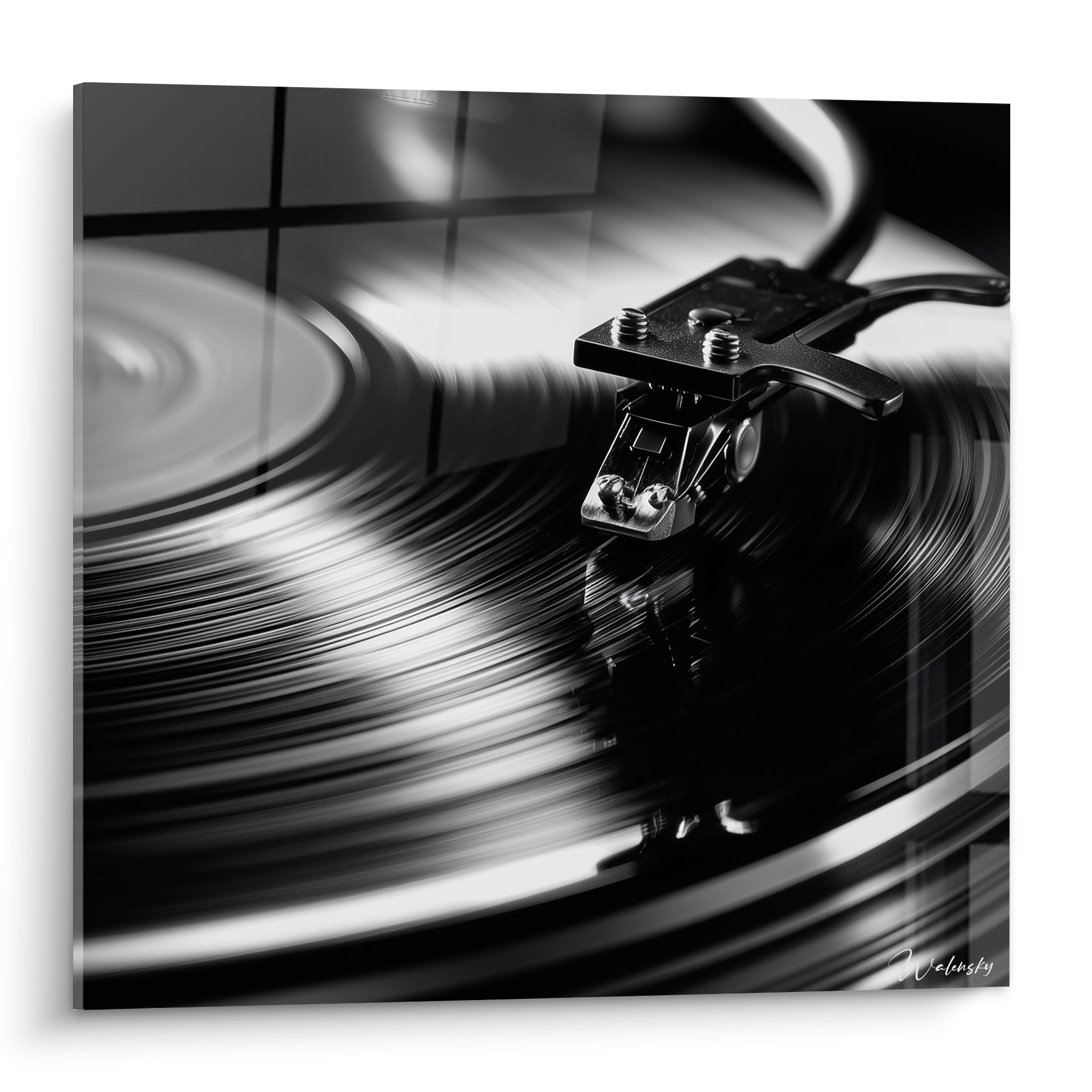 Musique en noir et argent, bras de lecture posé sur un vinyle strié en mouvement circulaire