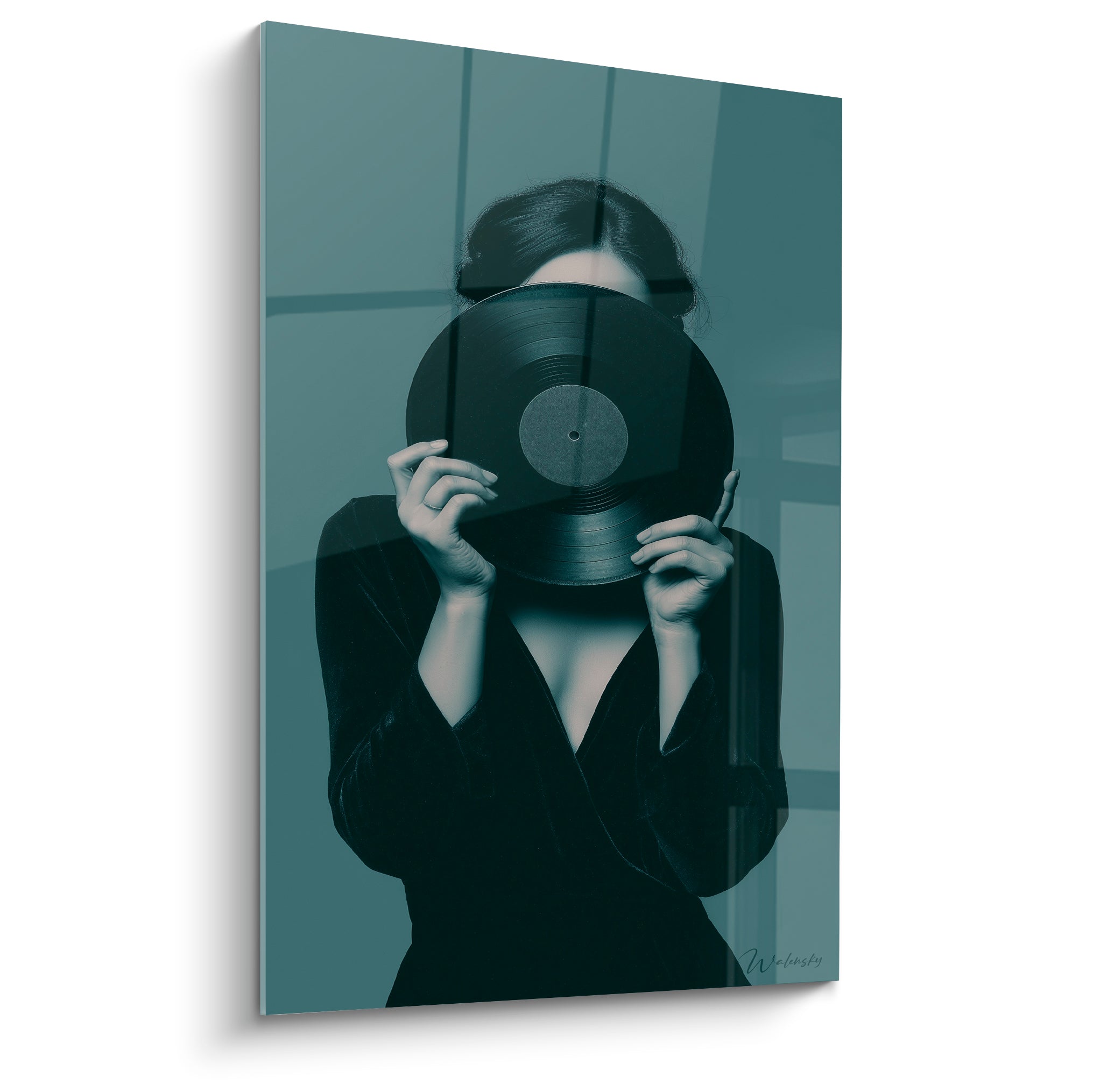 Silhouette en noir tenant un vinyle noir devant son visage sur fond bleu ardoise texturé
