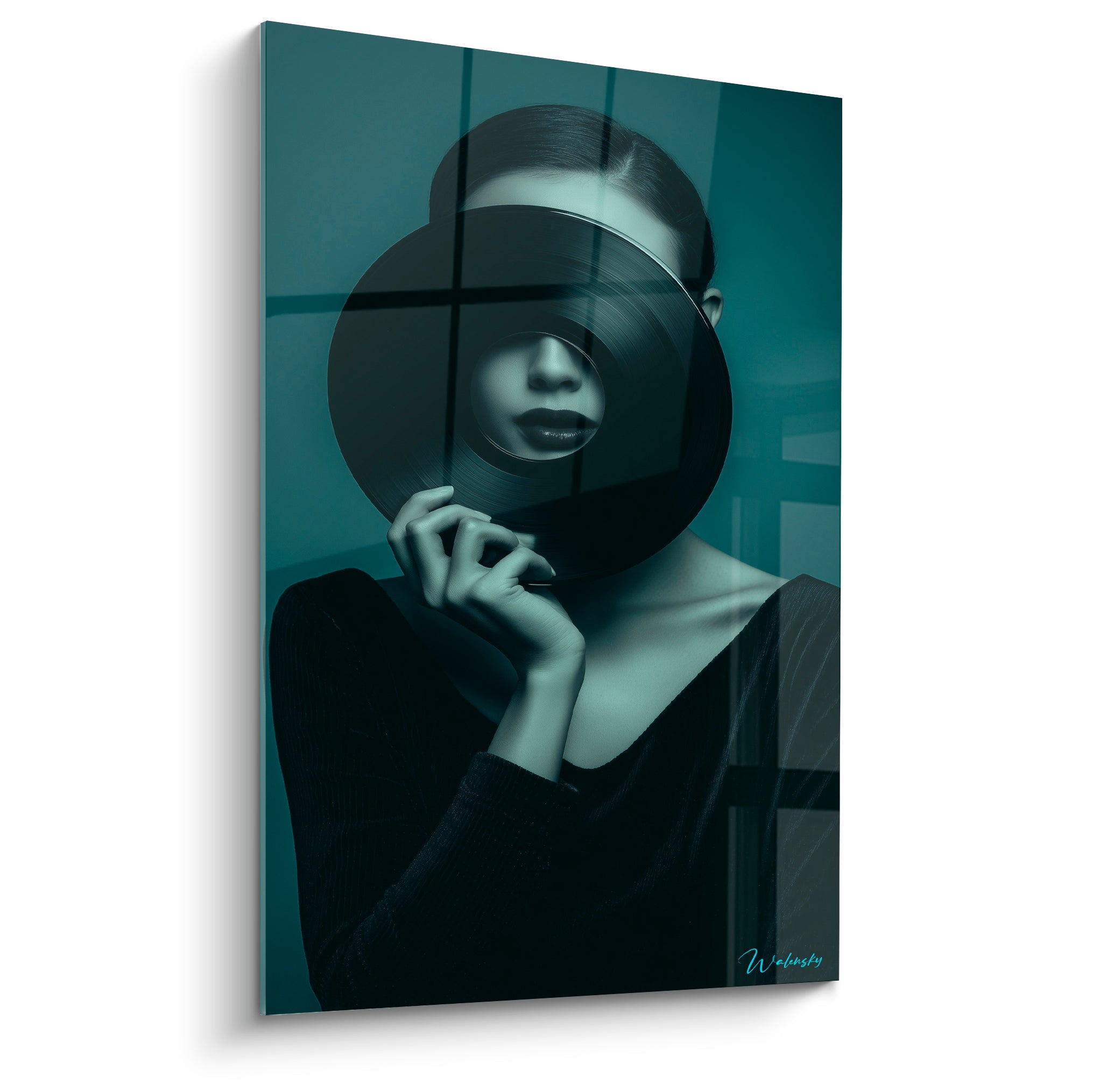 Silhouette tenant un vinyle noir devant son visage, teintes bleu pétrole et vêtement sombre
