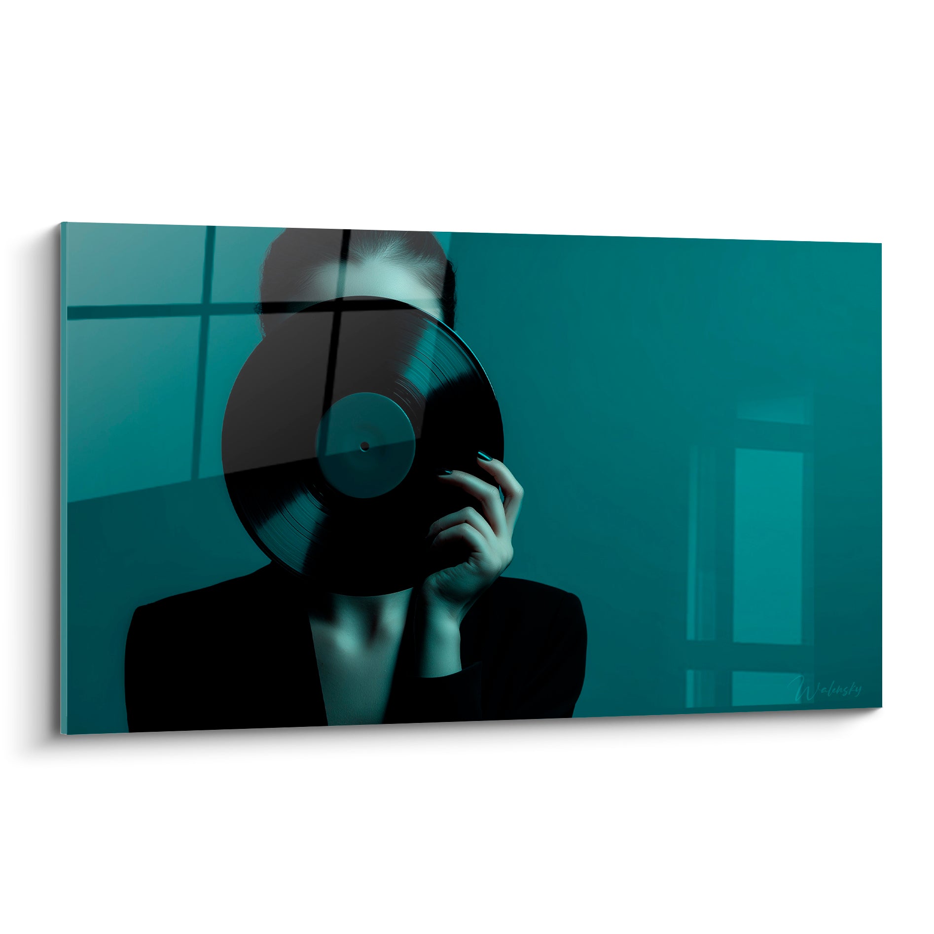 Musique vinyle noir dissimulant un visage féminin sur fond bleu sarcelle et reflets de fenêtre