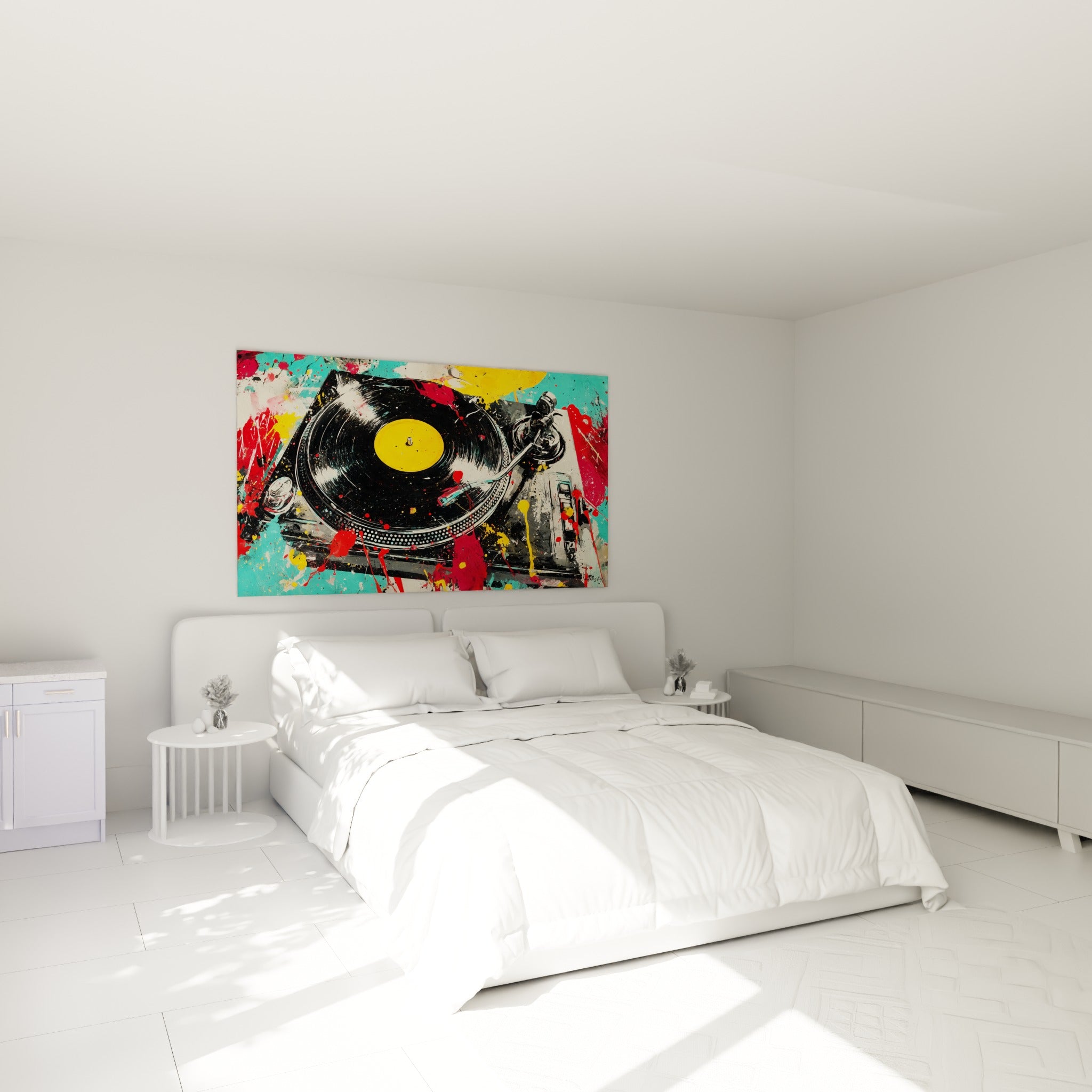 Disque noir et éclaboussures turquoise et jaune accrochés au-dessus d'un lit dans une chambre claire