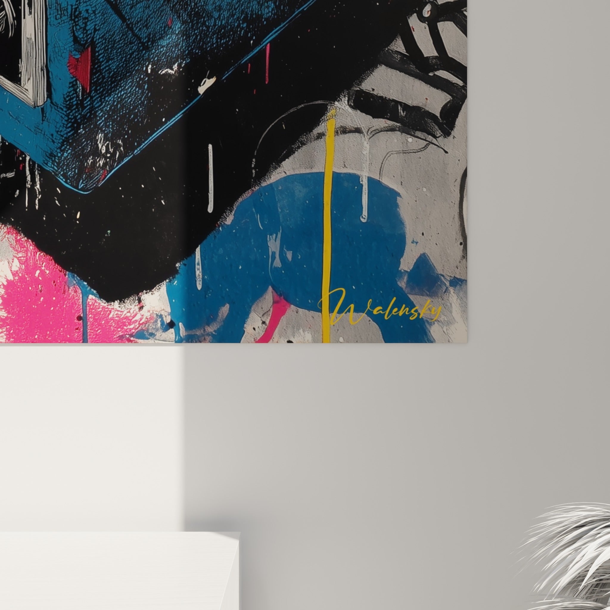 Grain de la toile révélant les coulures roses et bleutées autour du sillon noir de la platine vinyle imprimée