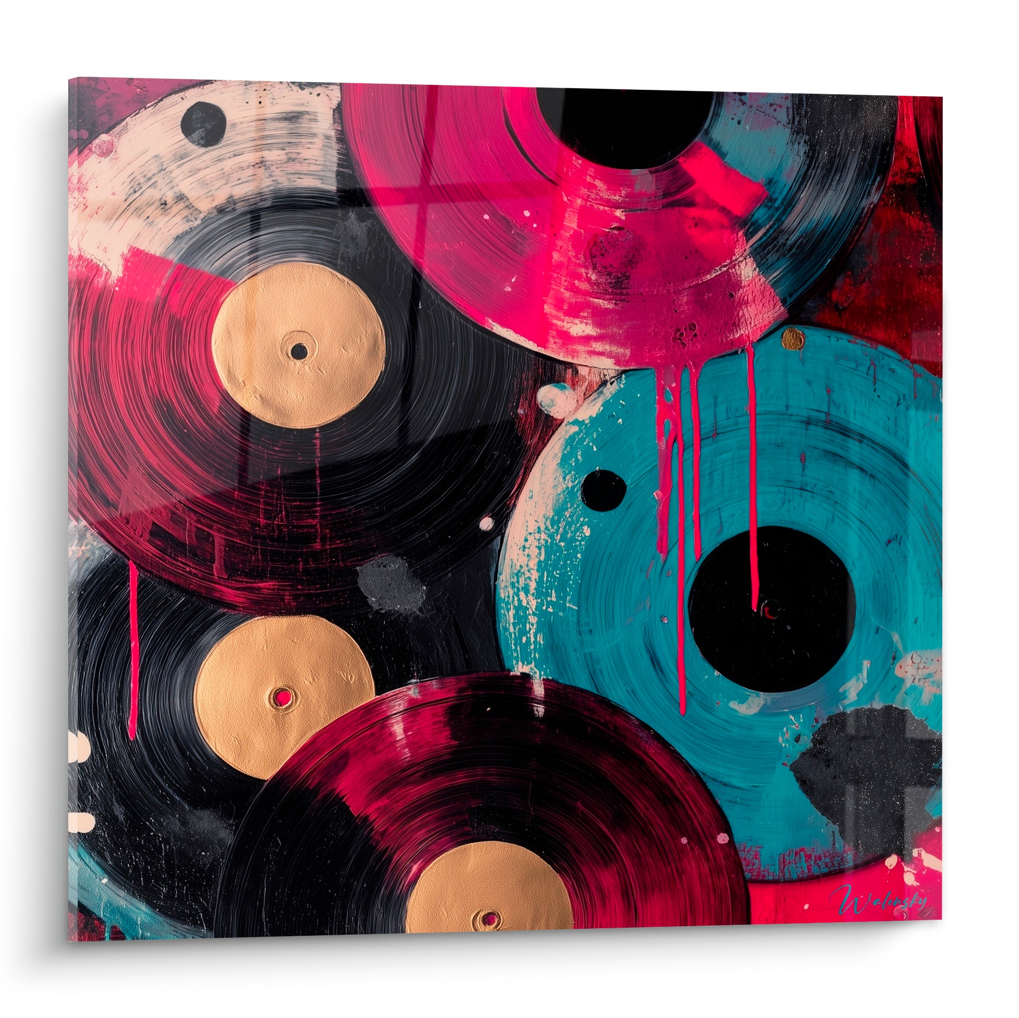 Musique en vinyles empilés, disques noirs, bordeaux et turquoise, coulures roses et centres dorés