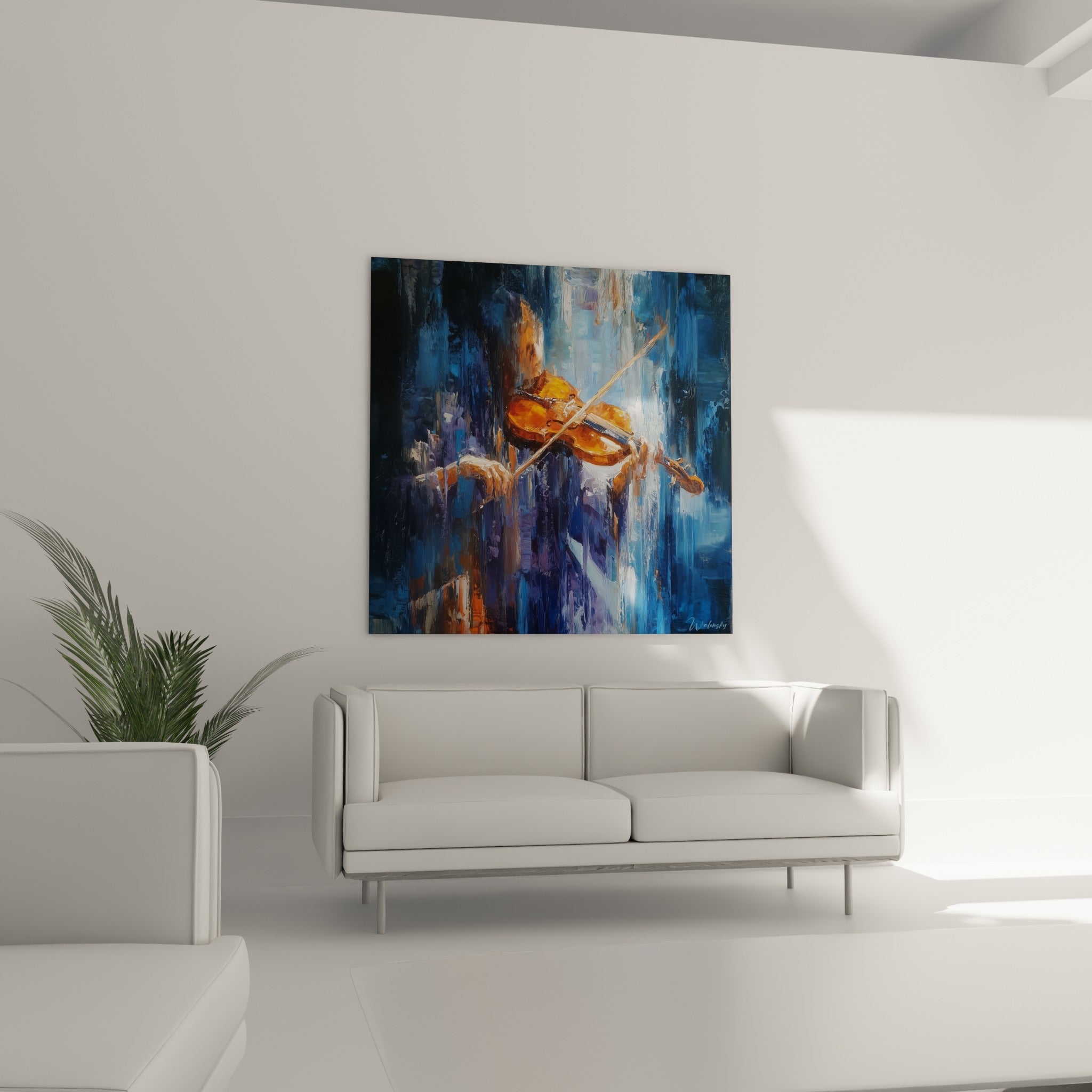 Violon ambré saisi entre des mains expressives sur fond anthracite, au-dessus d'un canapé dans un salon lumineux