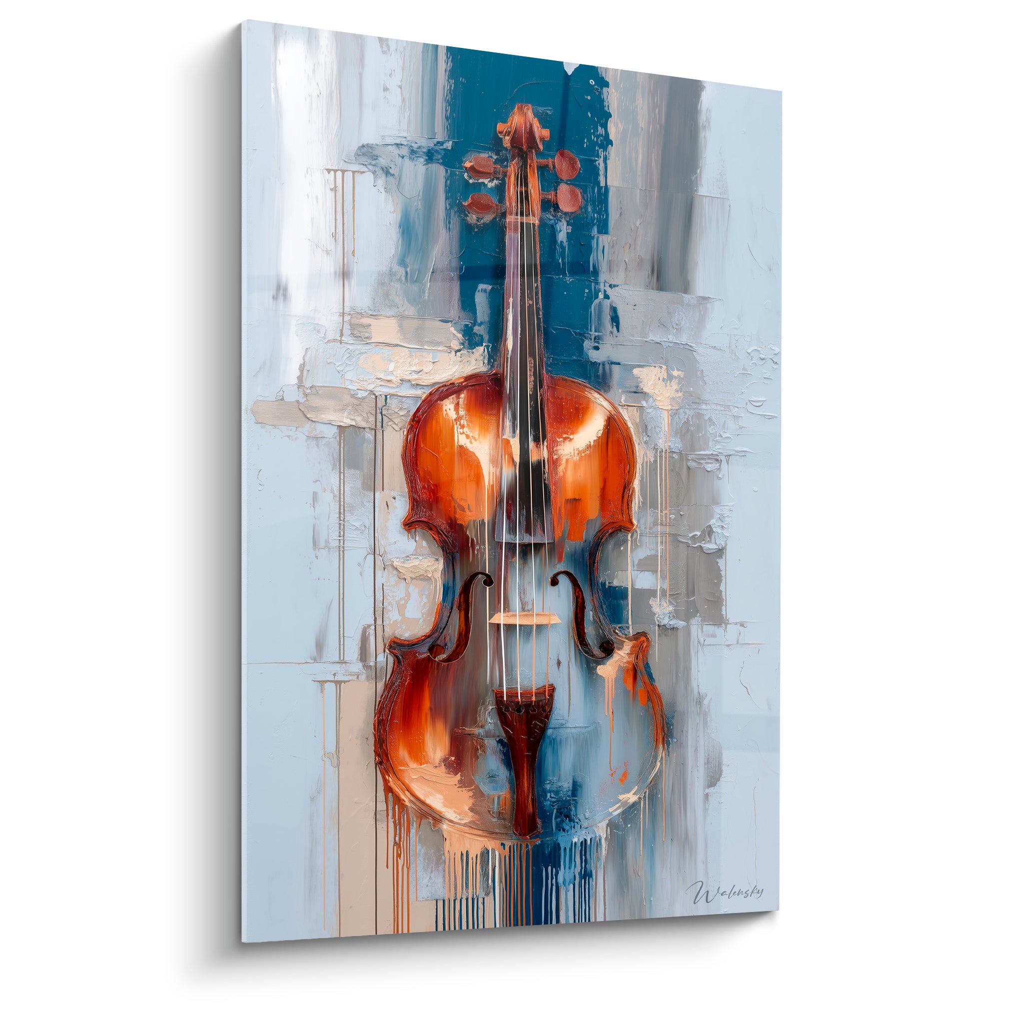 Violon ambré peint en gros plan sur fond bleu marine et gris texturé, coulures blanches verticales.