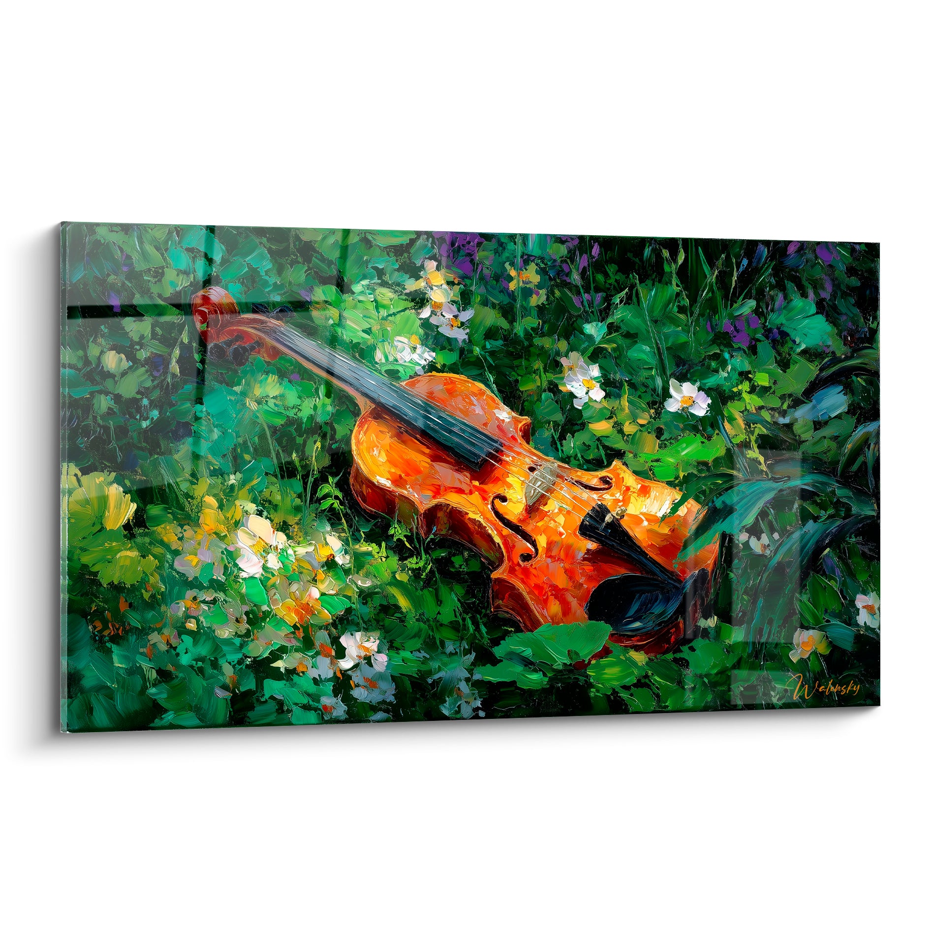 Violon ambré et brun posé parmi des fleurs blanches sur fond vert émeraude luxuriant