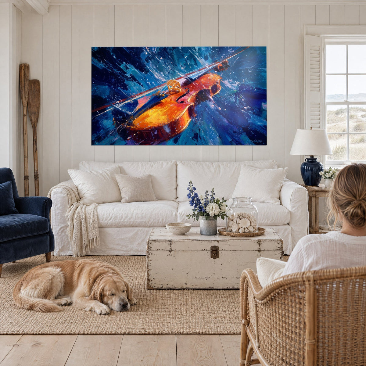 Tableau violon orange incandescent fendant des éclaboussures bleu outremer, au-dessus d'un canapé dans un salon lumineux