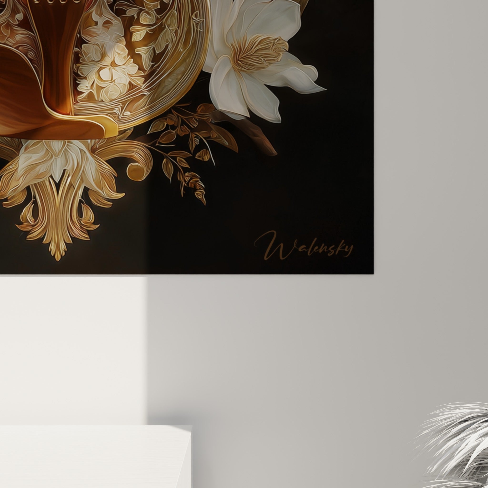 Détail des pétales blancs et des volutes dorées peintes avec relief sur la caisse du violon