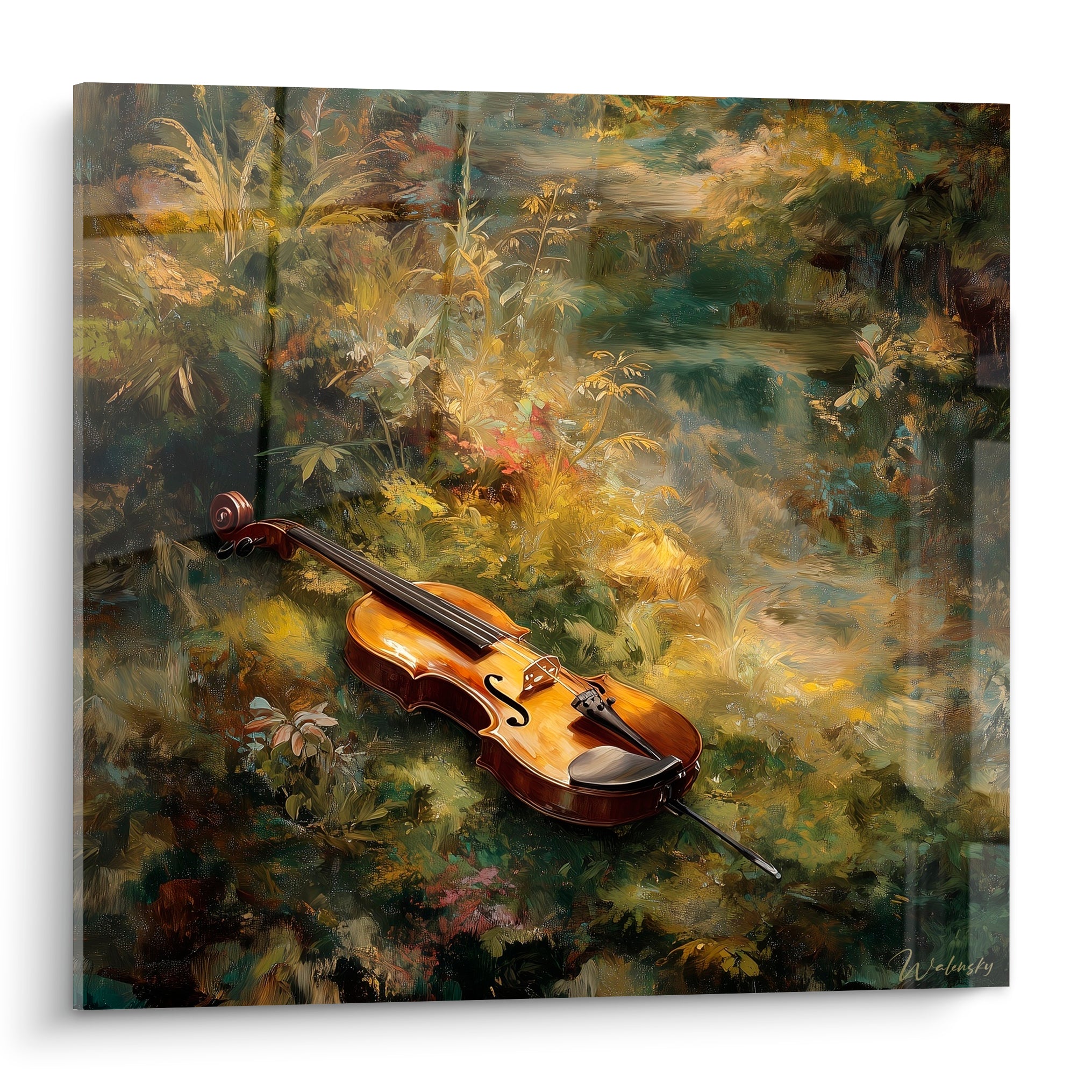 Violon ambré et brun cuivré allongé sur un feuillage vert sauge et ocre dense