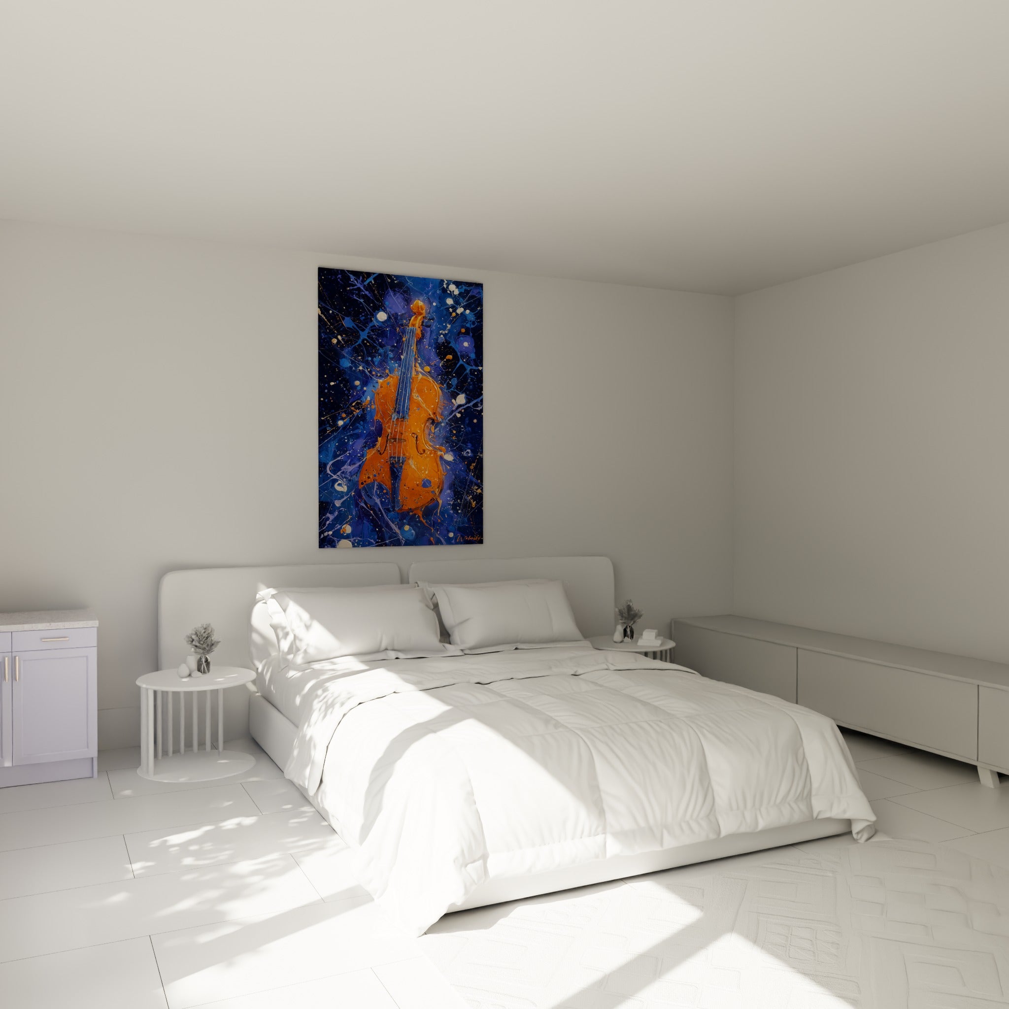 Instrument à cordes orangé cerné d'éclaboussures bleues et dorées, accroché au-dessus d'un lit dans une chambre claire