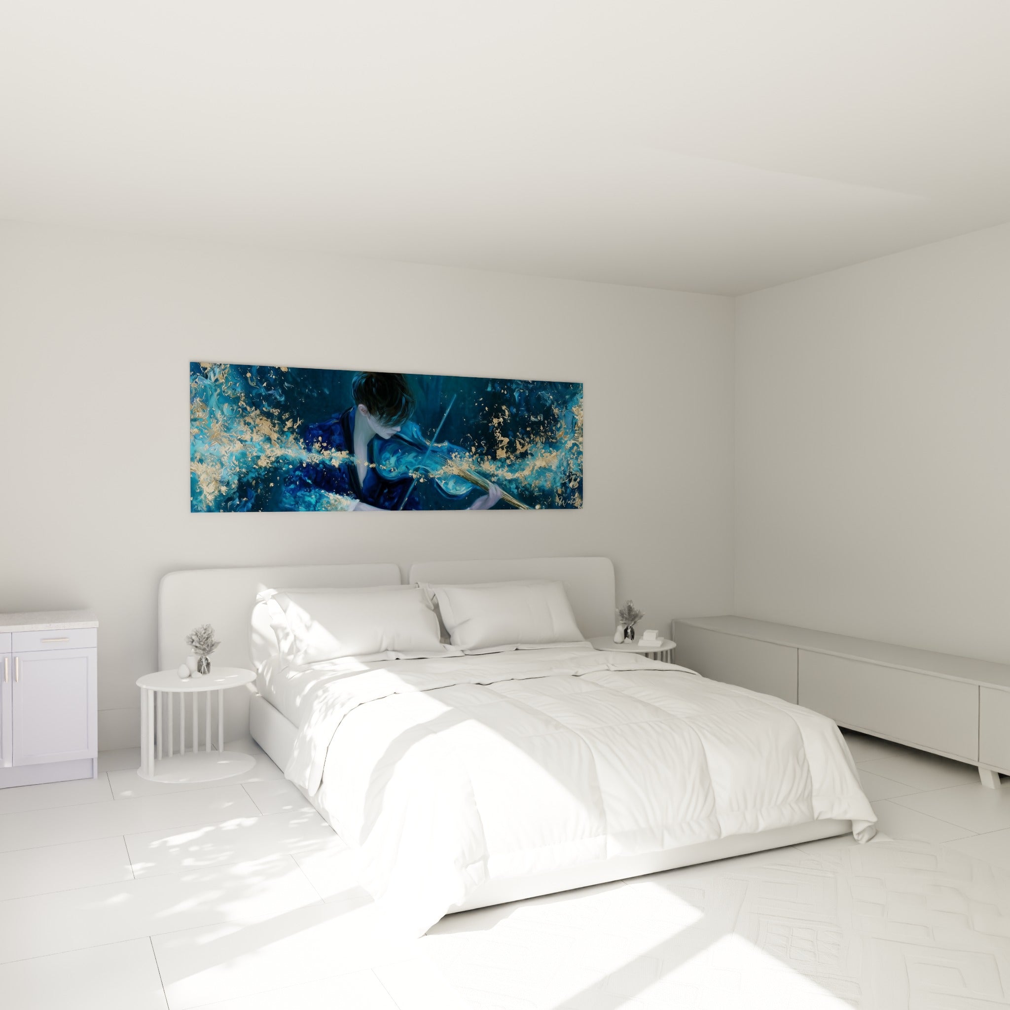 Musicien penché sur son violon aux reflets turquoise, au-dessus d'un lit dans une chambre claire