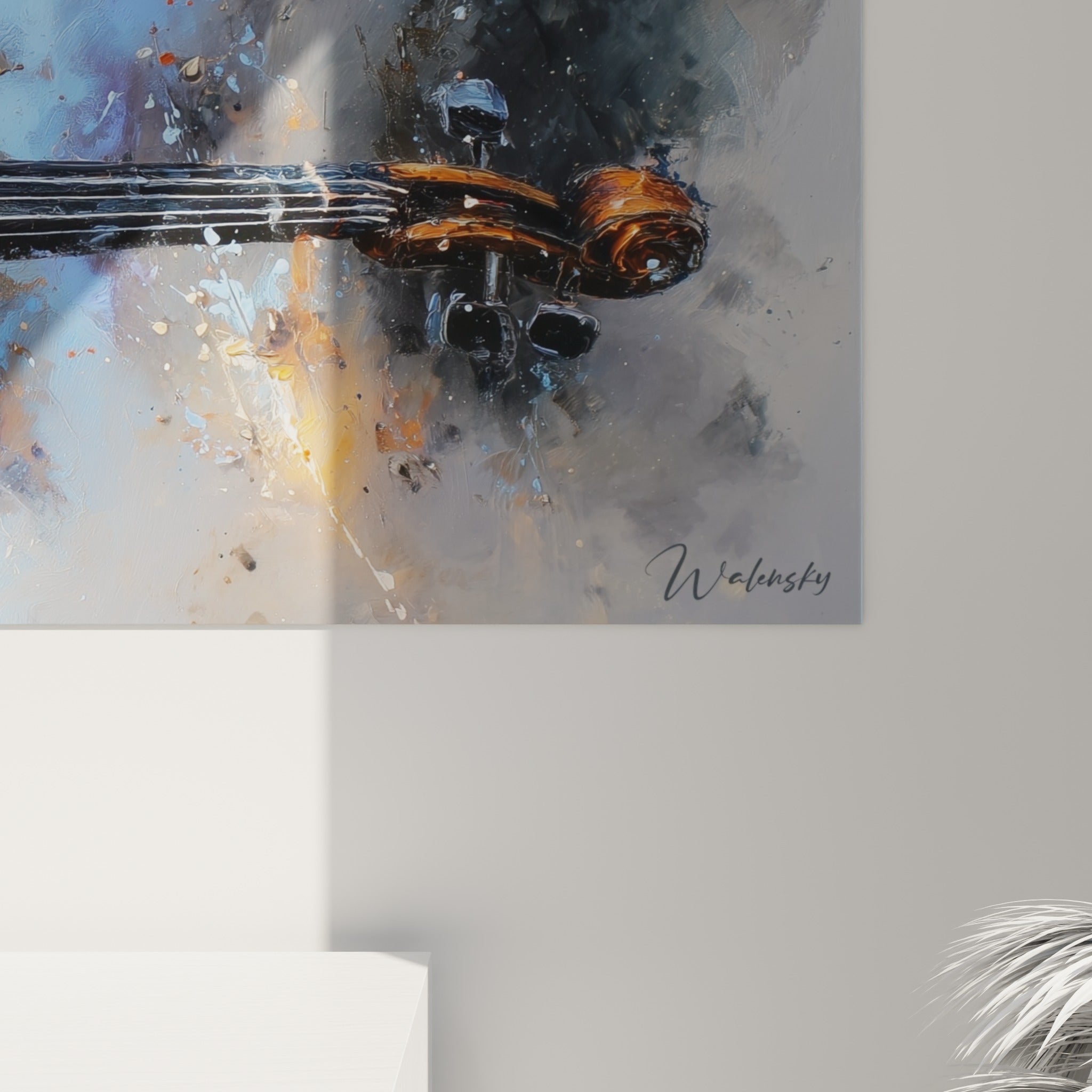 Empâtements de peinture ambre et coulures grises visibles sur la toile du violon accrochée au mur