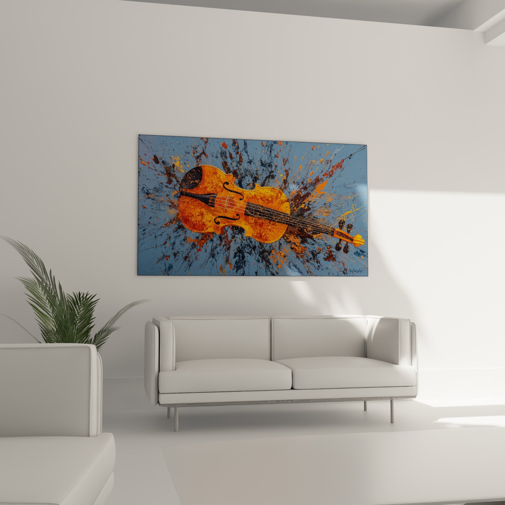 Violon terracotta cerné de coulures noires et bleu ardoise, au-dessus d'un canapé dans un salon lumineux