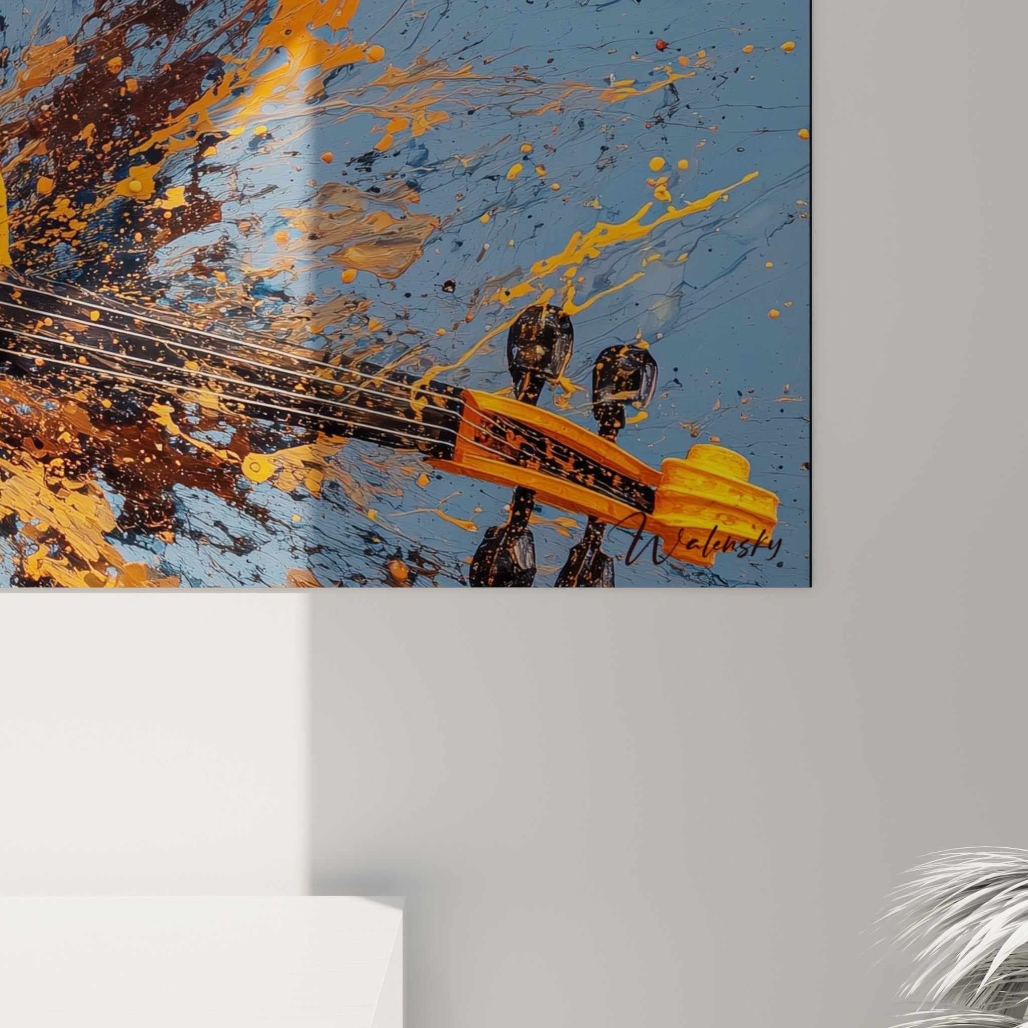 Empâtements orangés et coulures noires se mêlant sur la caisse ambrée du violon accroché au mur