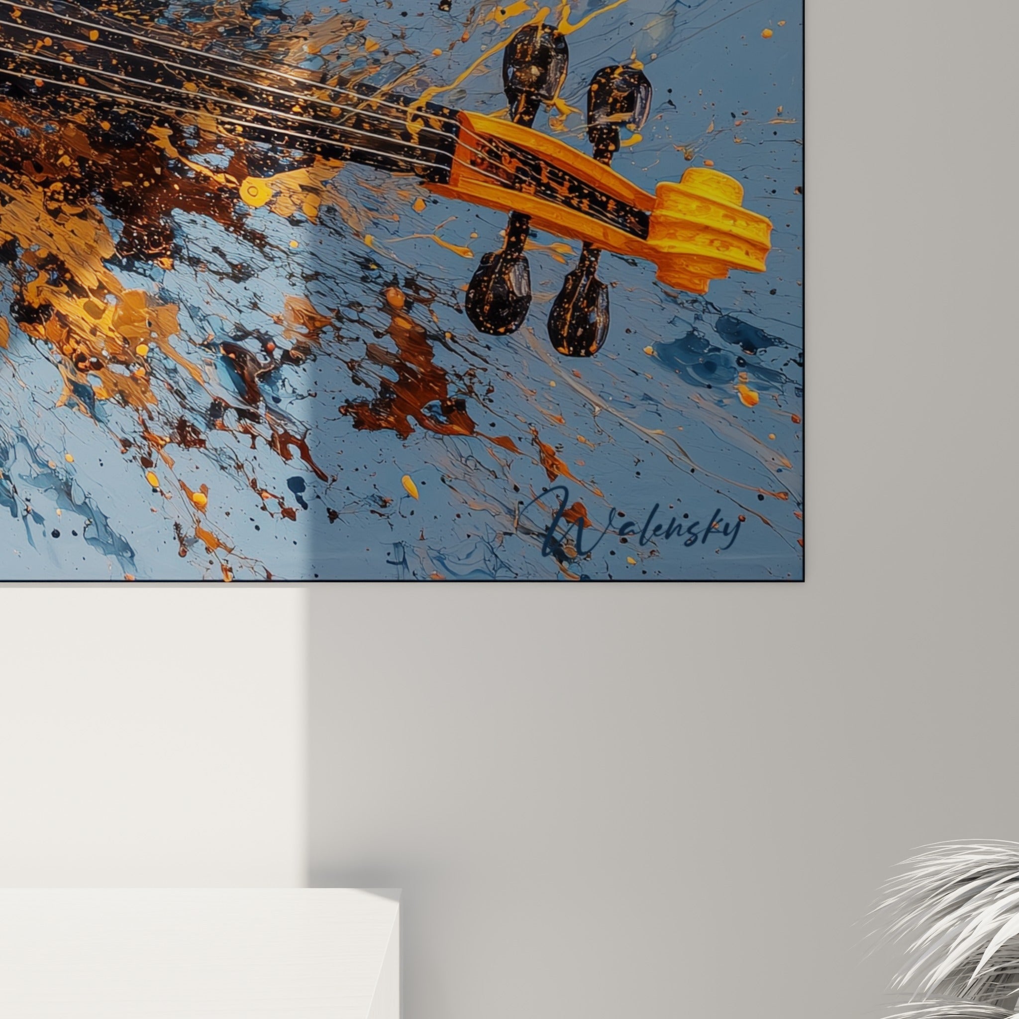 Matière peinte en relief, empâtements orangés et traînées d'encre noire sur fond bleu profond de l'œuvre