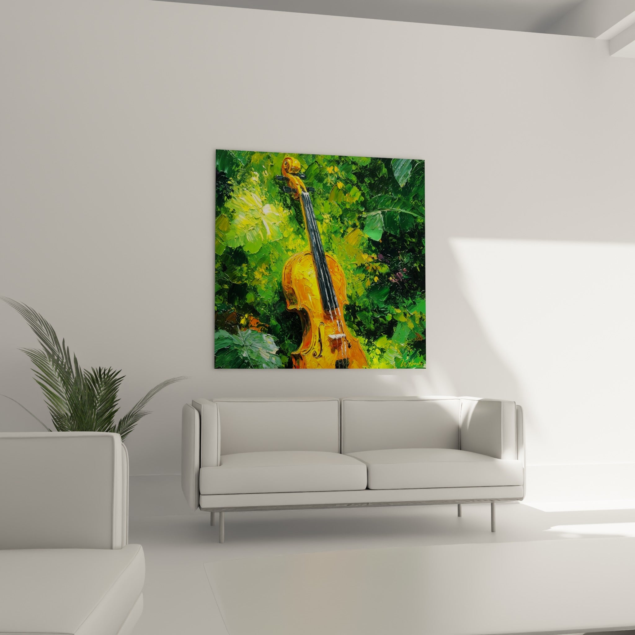 Violon ambré et manche noir se détachant sur fond vert sauge, au-dessus d'un canapé dans un salon lumineux