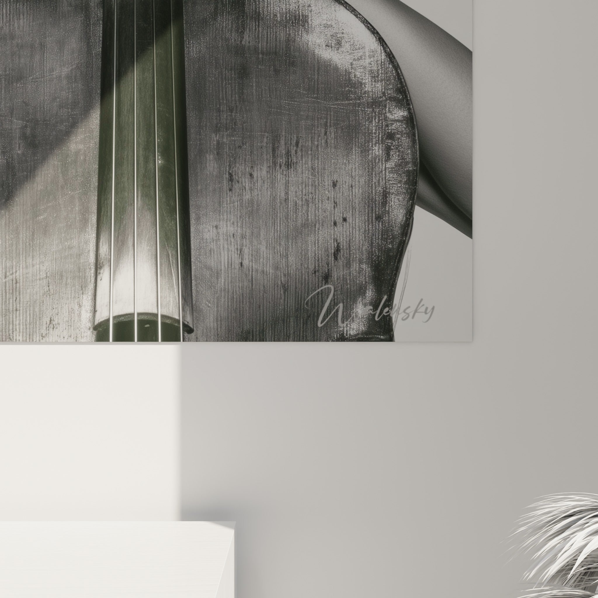Détail du violoncelle et des mains, reflets métalliques et grain photographique sur fond gris perle strié.
