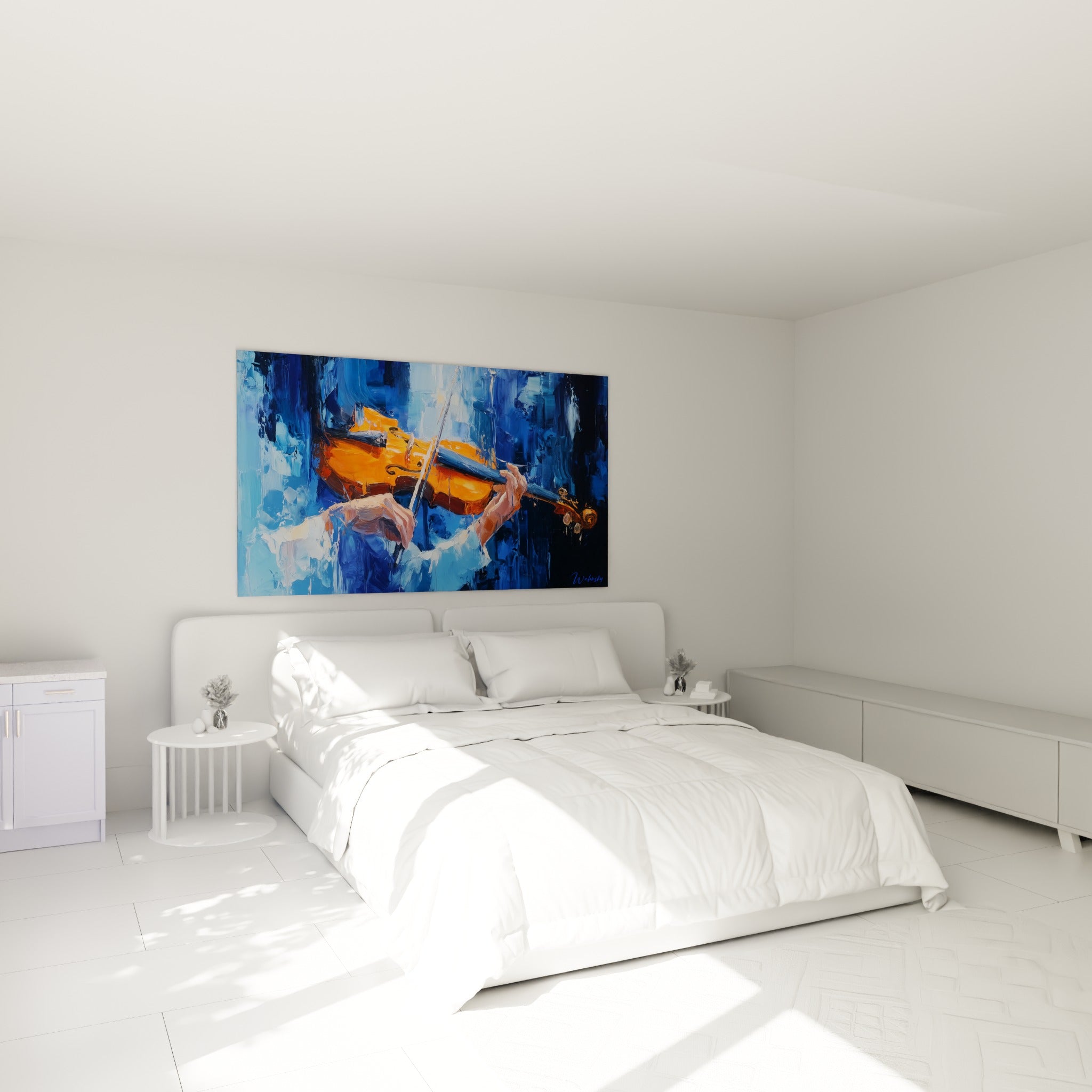 Violoniste aux mains délicates jouant sur fond bleu cobalt, tableau au-dessus d'un lit dans une chambre claire