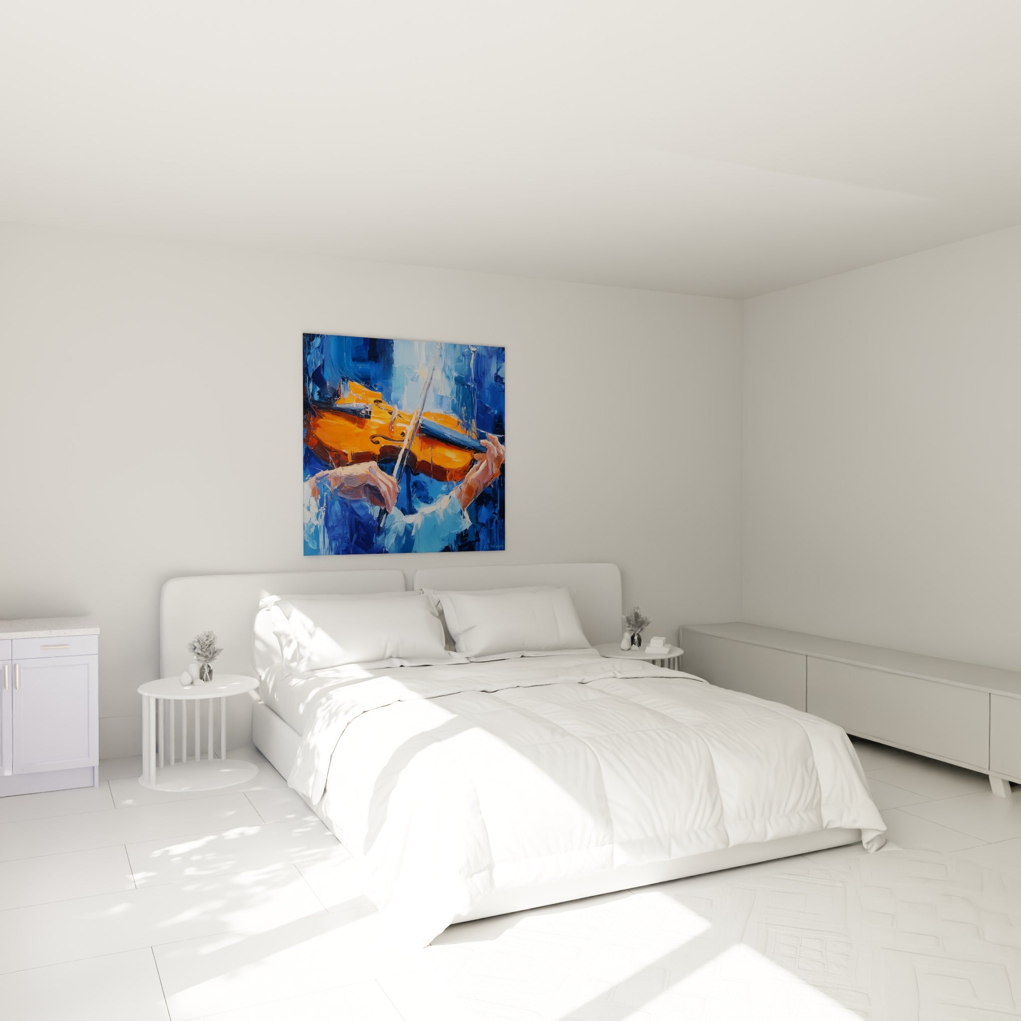 Violoniste aux mains roses tenant un violon orange sur fond bleu ciel, au-dessus d'un lit dans une chambre claire