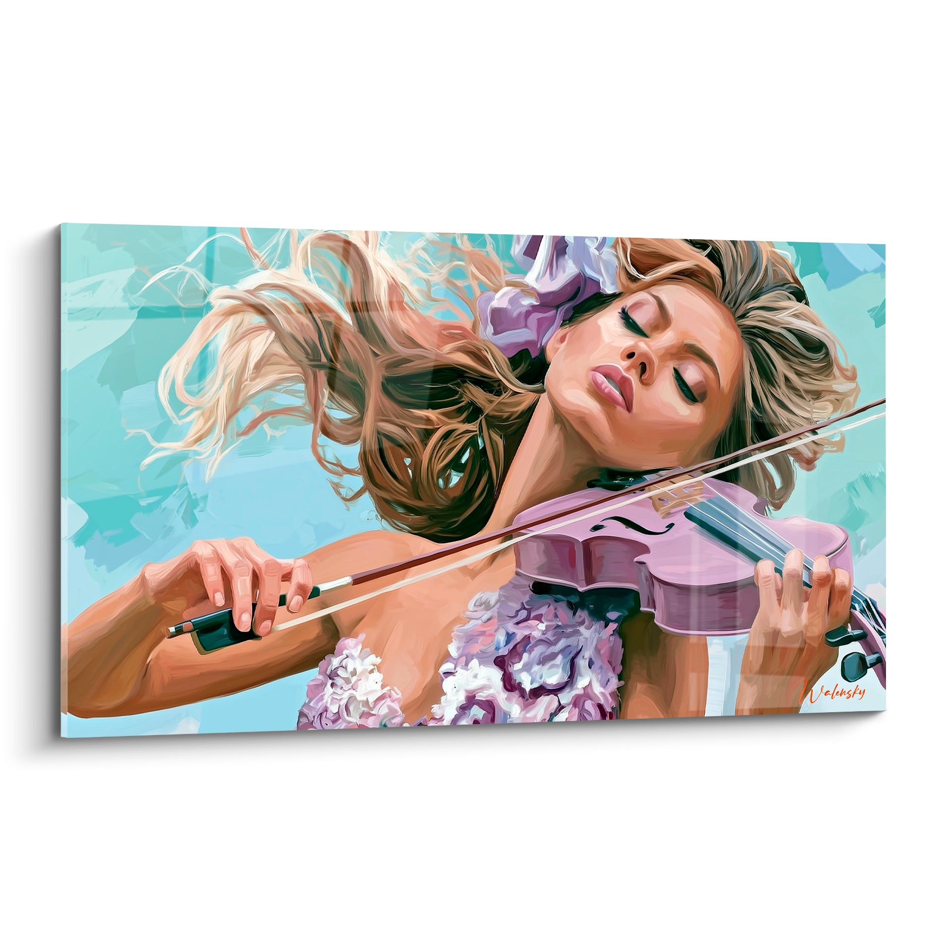 Violoniste aux cheveux blonds soulevés, robe mauve fleurie, violon rosé sur fond bleu ciel dégradé