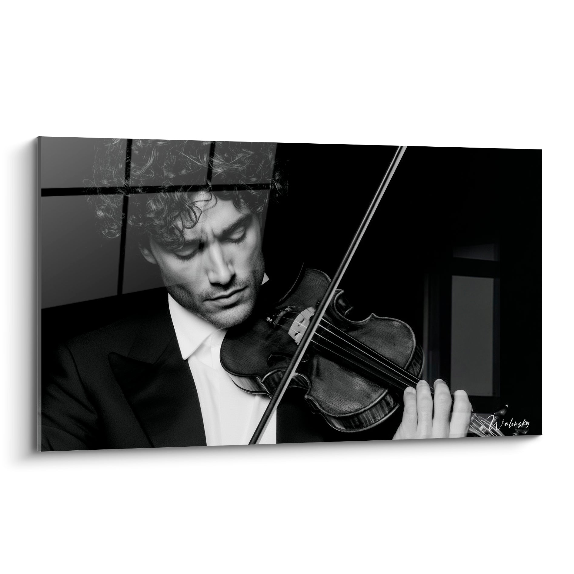 Violoniste en noir et blanc, boucles brunes, veste noire et chemise blanche, jeu de lumière intense