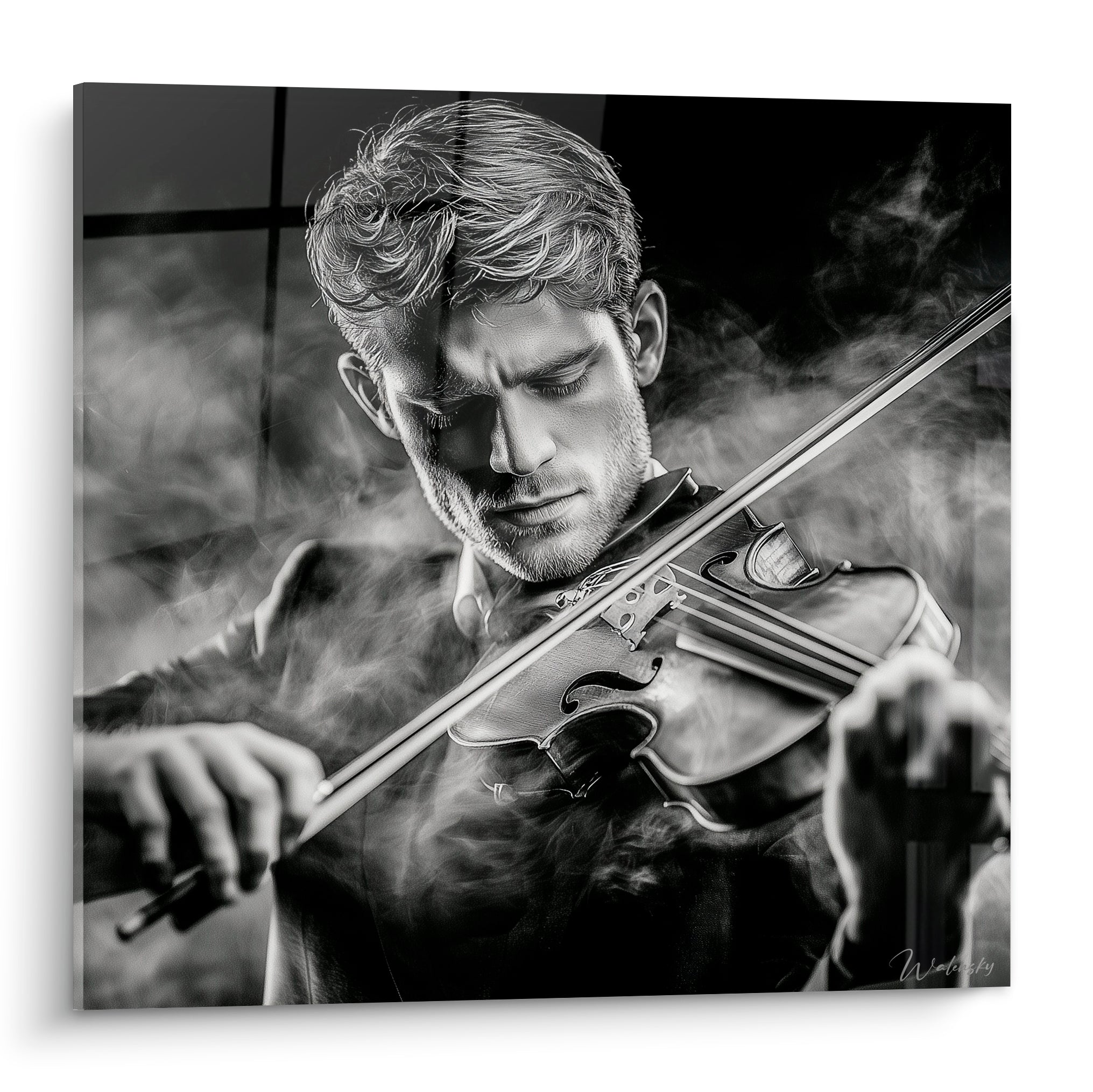 Violoniste concentré en noir et blanc, cheveux blonds éclairés, fumée grise enveloppant l'archet et le violon