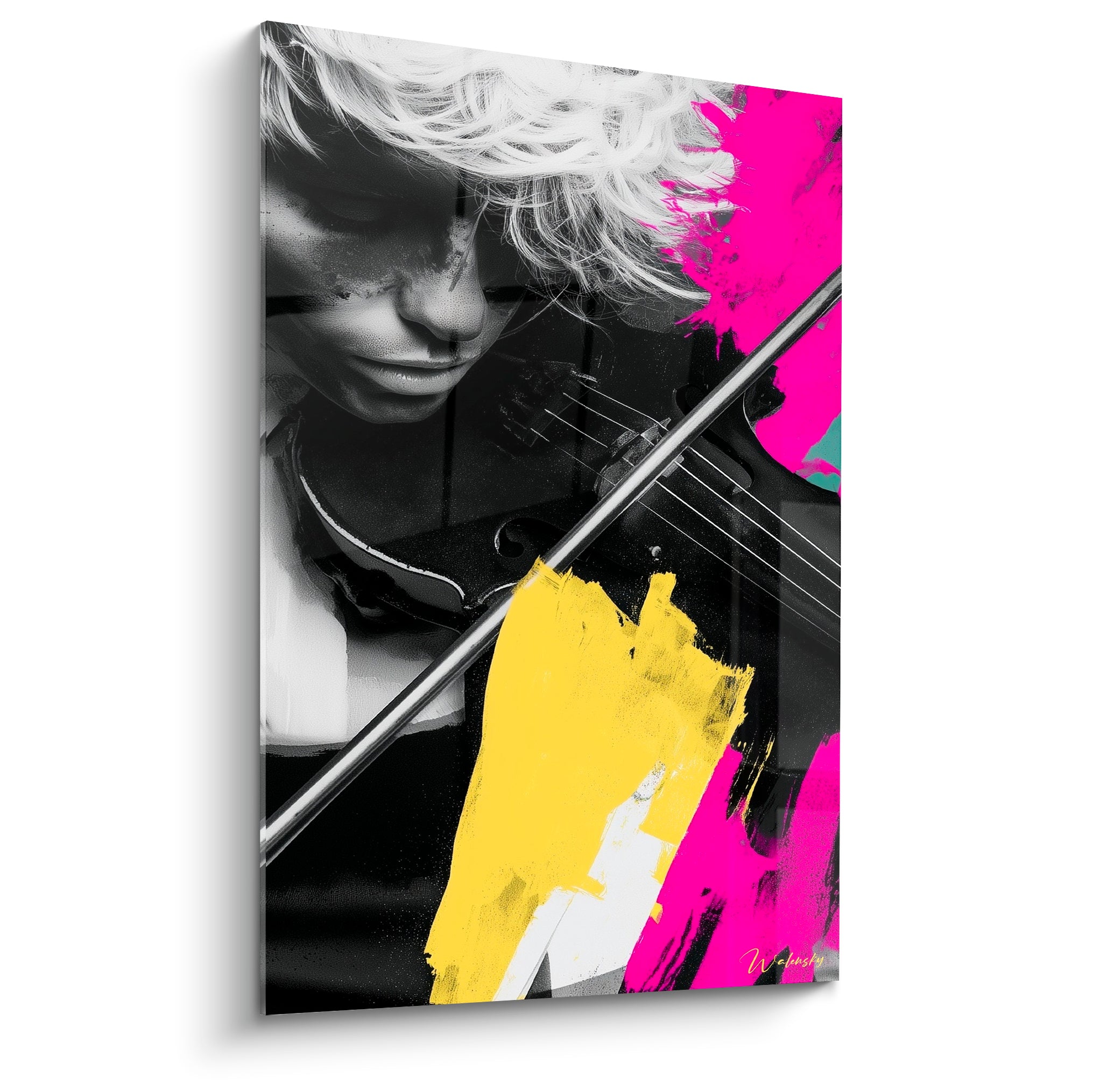 Violoniste au regard baissé, chevelure blanche, éclats rose fuchsia et jaune sur fond noir et blanc