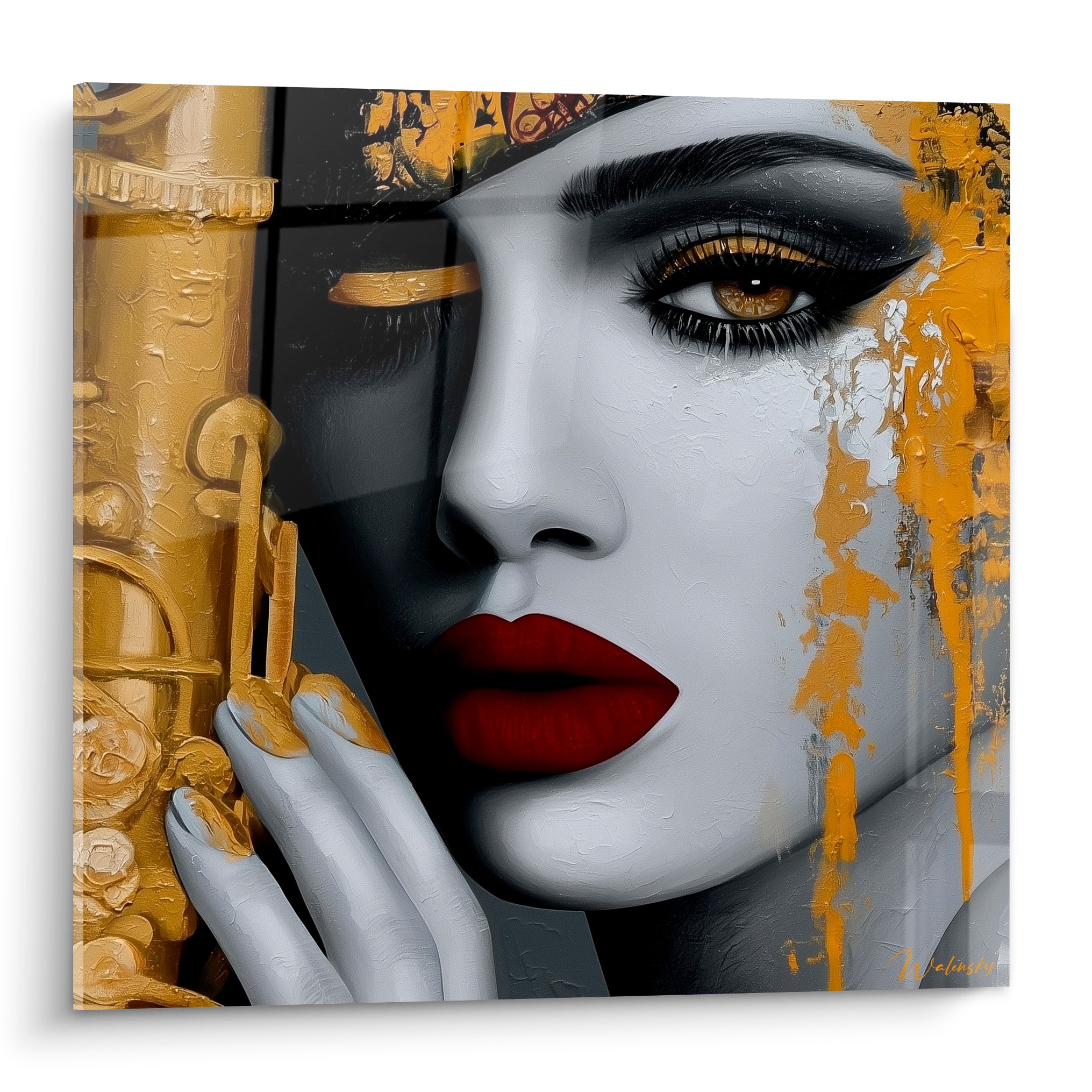 Musique en portrait doré et noir, lèvres rouge intense, tenant un saxophone texturé doré